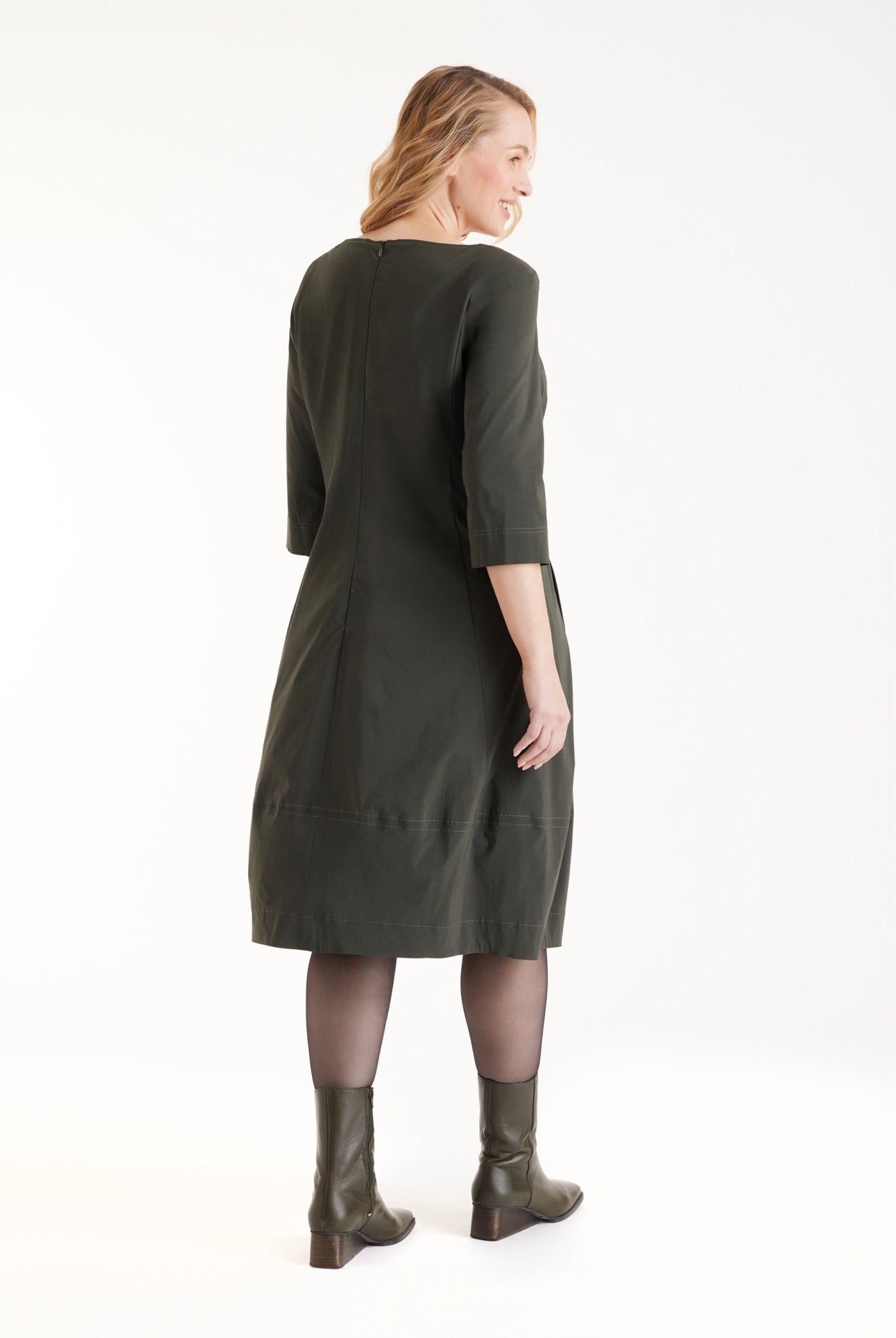 Kleid JABORO in Midi-Länge mit Rundhals, 3/4-Armen und leichter O-Form in Khakigrün