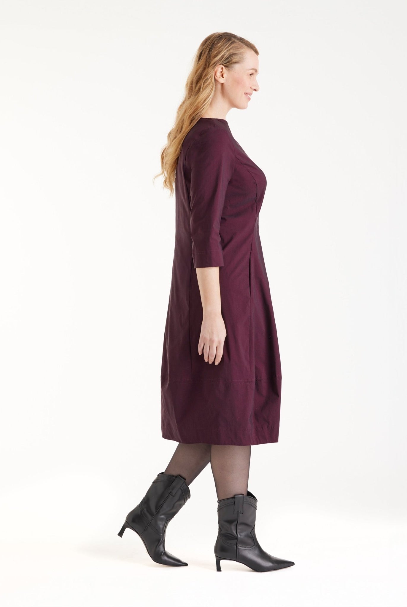 Kleid JABORO in Midi-Länge mit Rundhals, 3/4-Armen und leichter O-Form in Dunkelrot