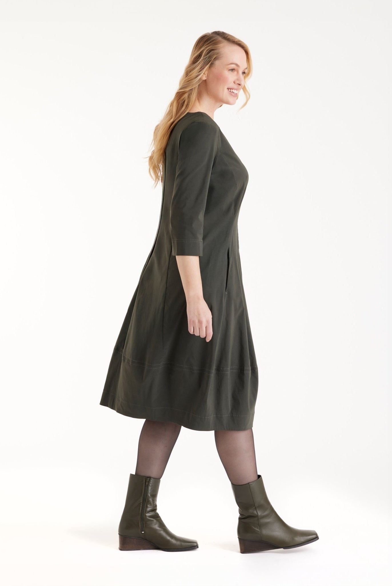 Kleid JABORO in Midi-Länge mit Rundhals, 3/4-Armen und leichter O-Form in Khakigrün
