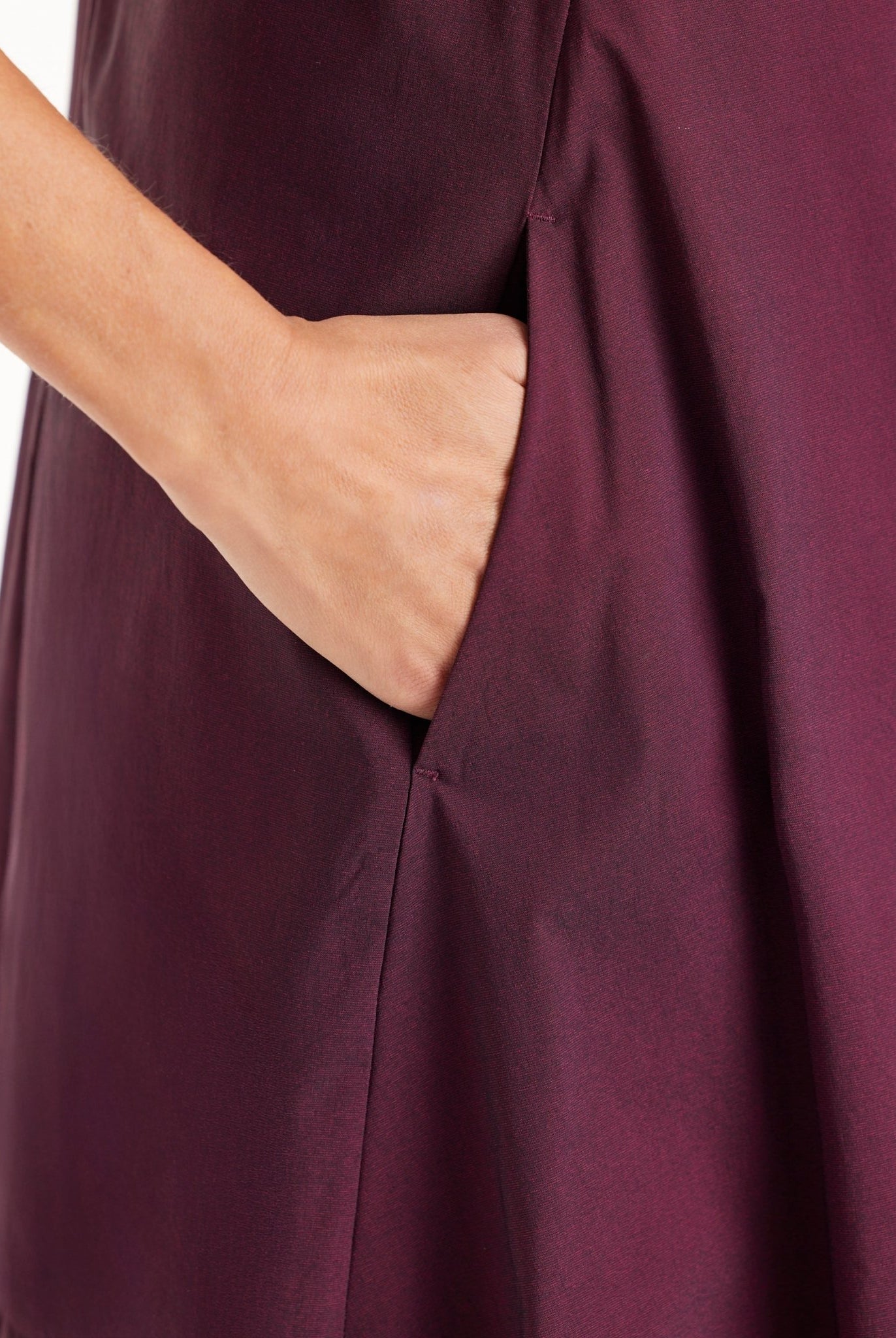 Kleid JABORO in Midi-Länge mit Rundhals, 3/4-Armen und leichter O-Form in Dunkelrot