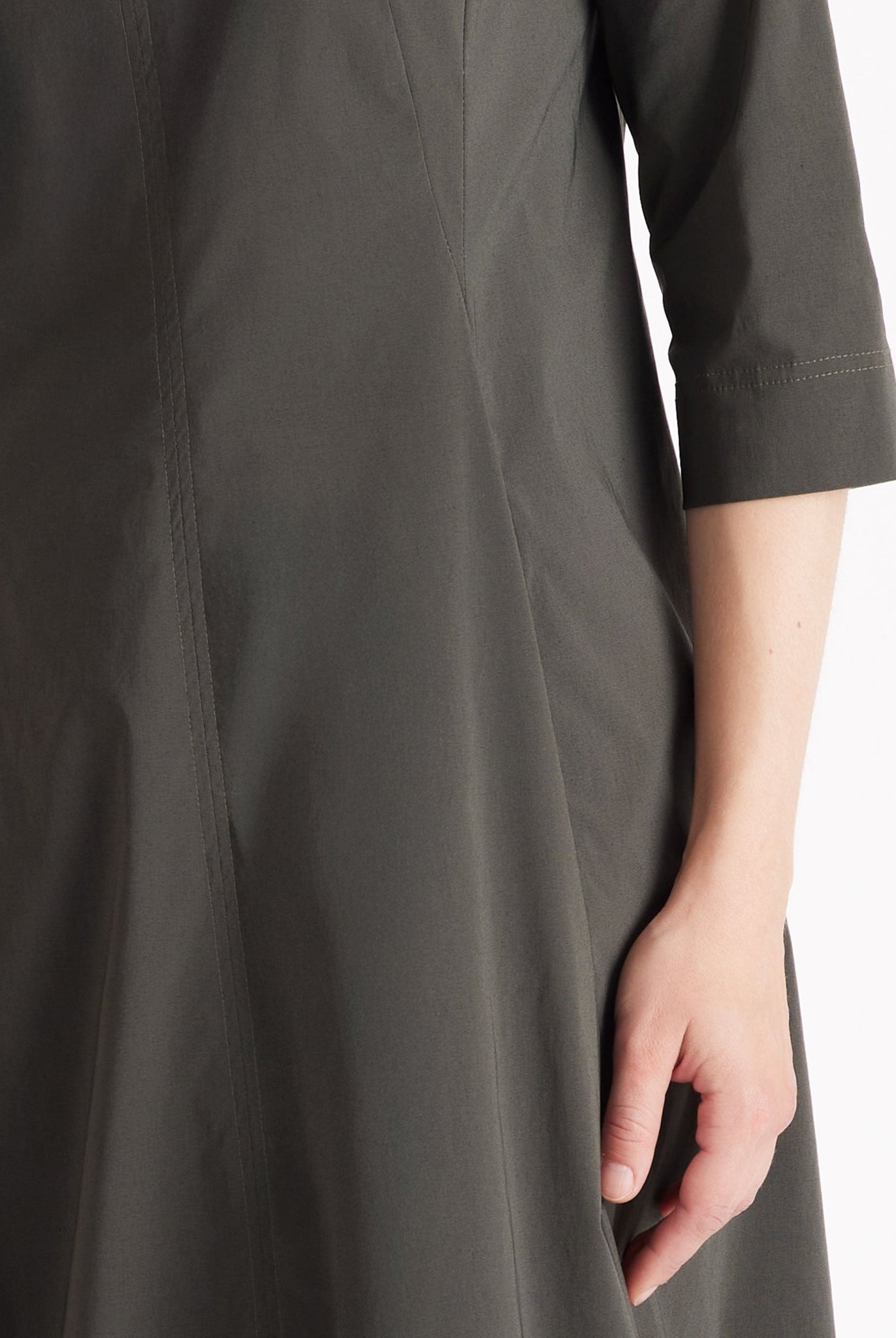 Kleid JABORO in Midi-Länge mit Rundhals, 3/4-Armen und leichter O-Form in Khakigrün