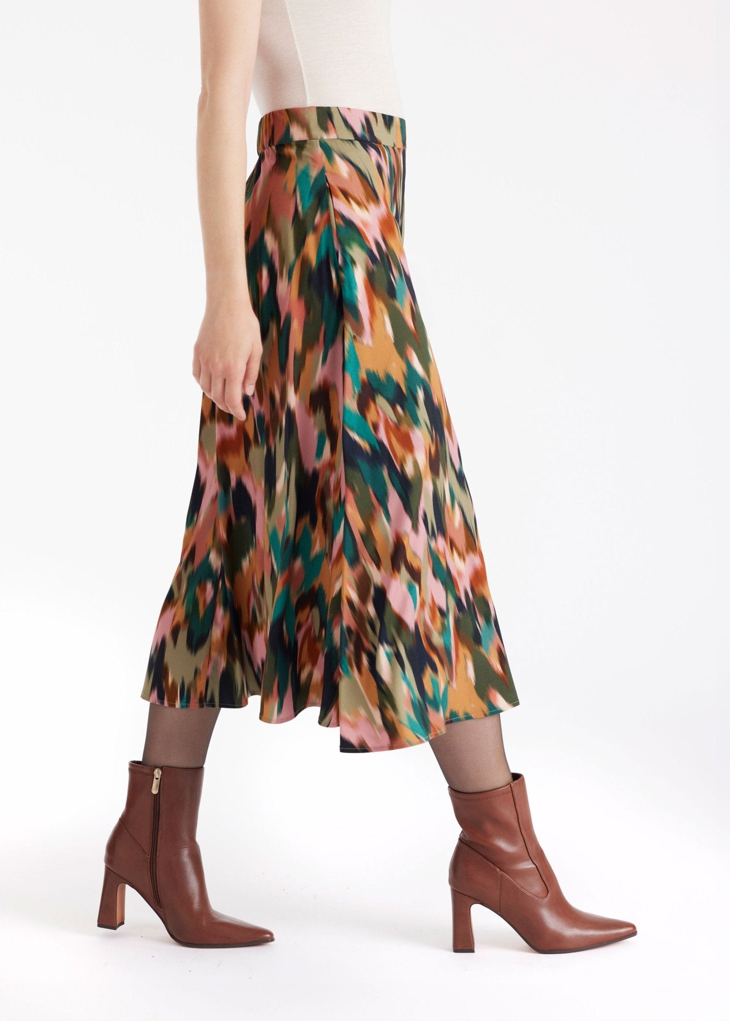 Rock NATYRO in Midi-Länge mit seitlichen Eingrifftaschen und mehrfarbigem Blumenmuster