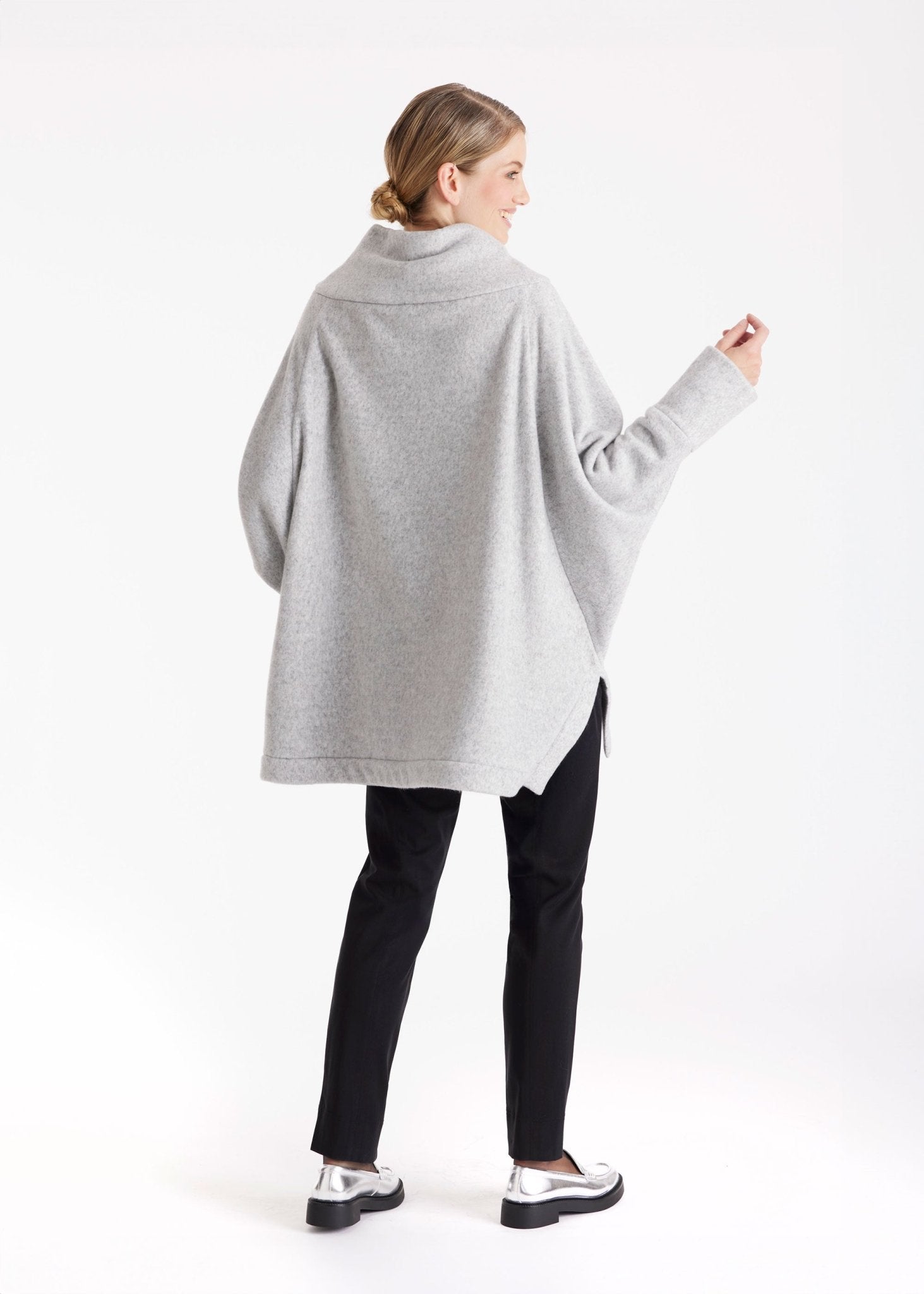 Oversized Pullover SUSPENSA mit hohem Kragen, langen Armen und seitlichen Schlitzen in Grau