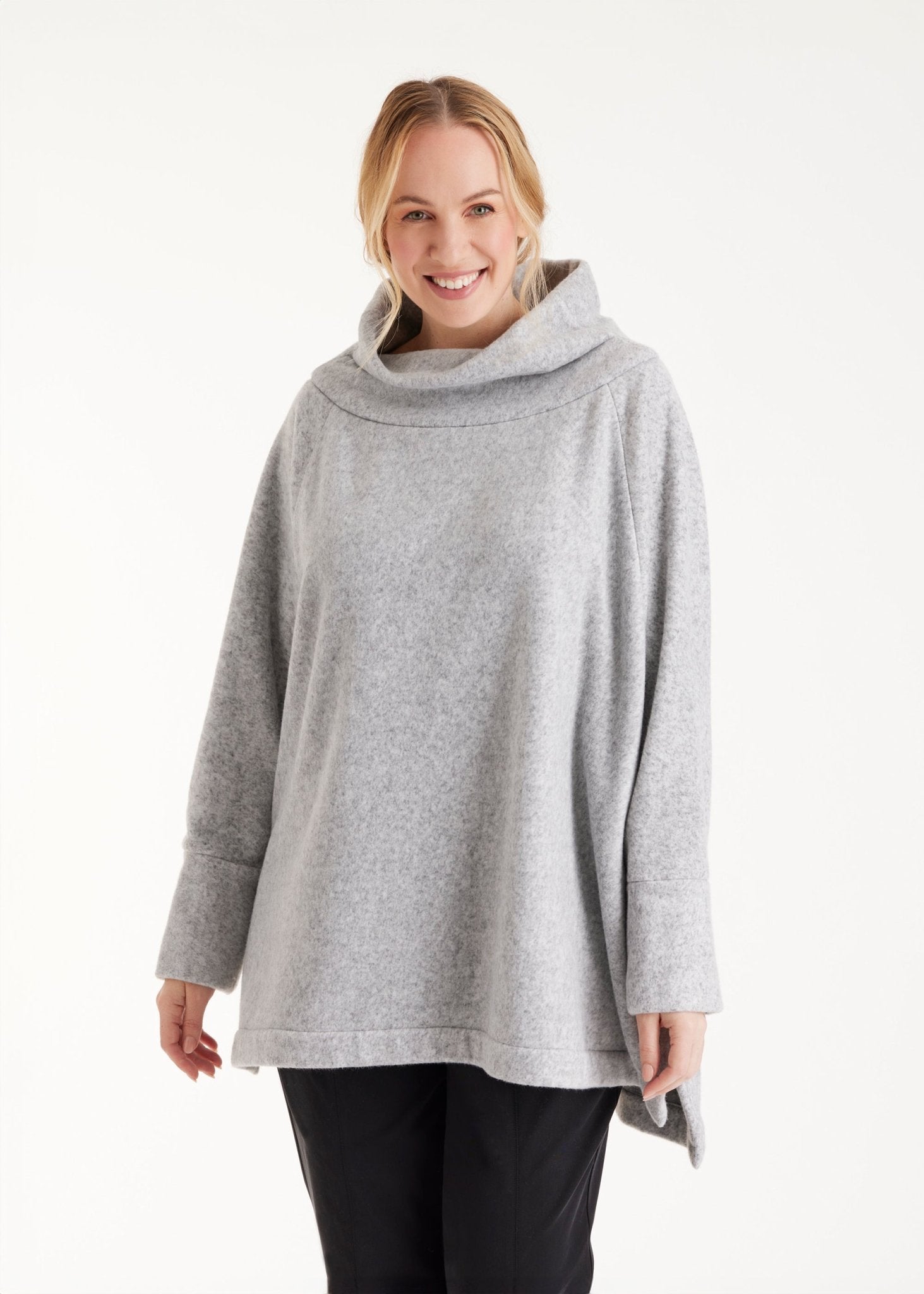 Oversized Pullover SUSPENSA mit hohem Kragen, langen Armen und seitlichen Schlitzen in Grau