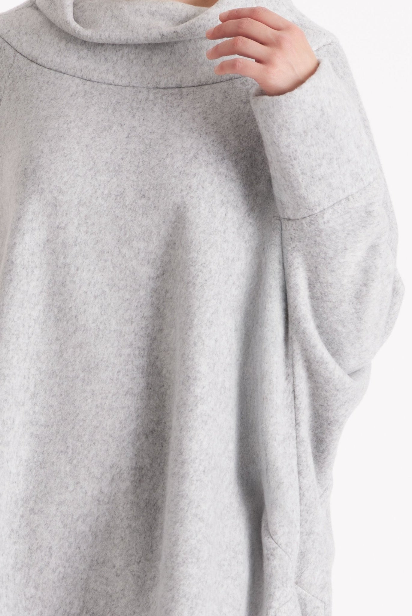 Oversized Pullover SUSPENSA mit hohem Kragen, langen Armen und seitlichen Schlitzen in Grau