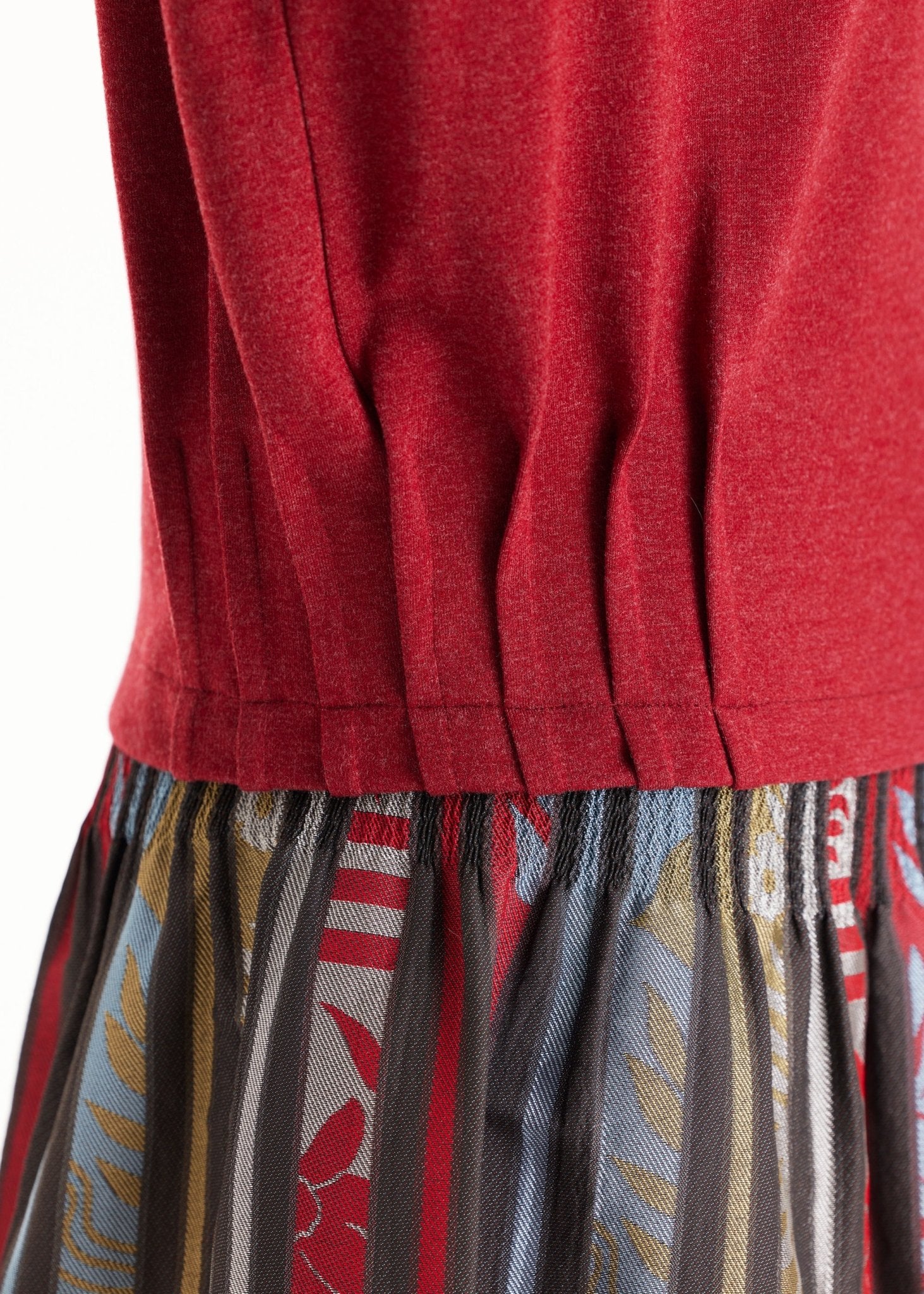 Pullover OLOVA mit U-Boot-Ausschnitt, langen Armen und seitlichen Biesen in Rot