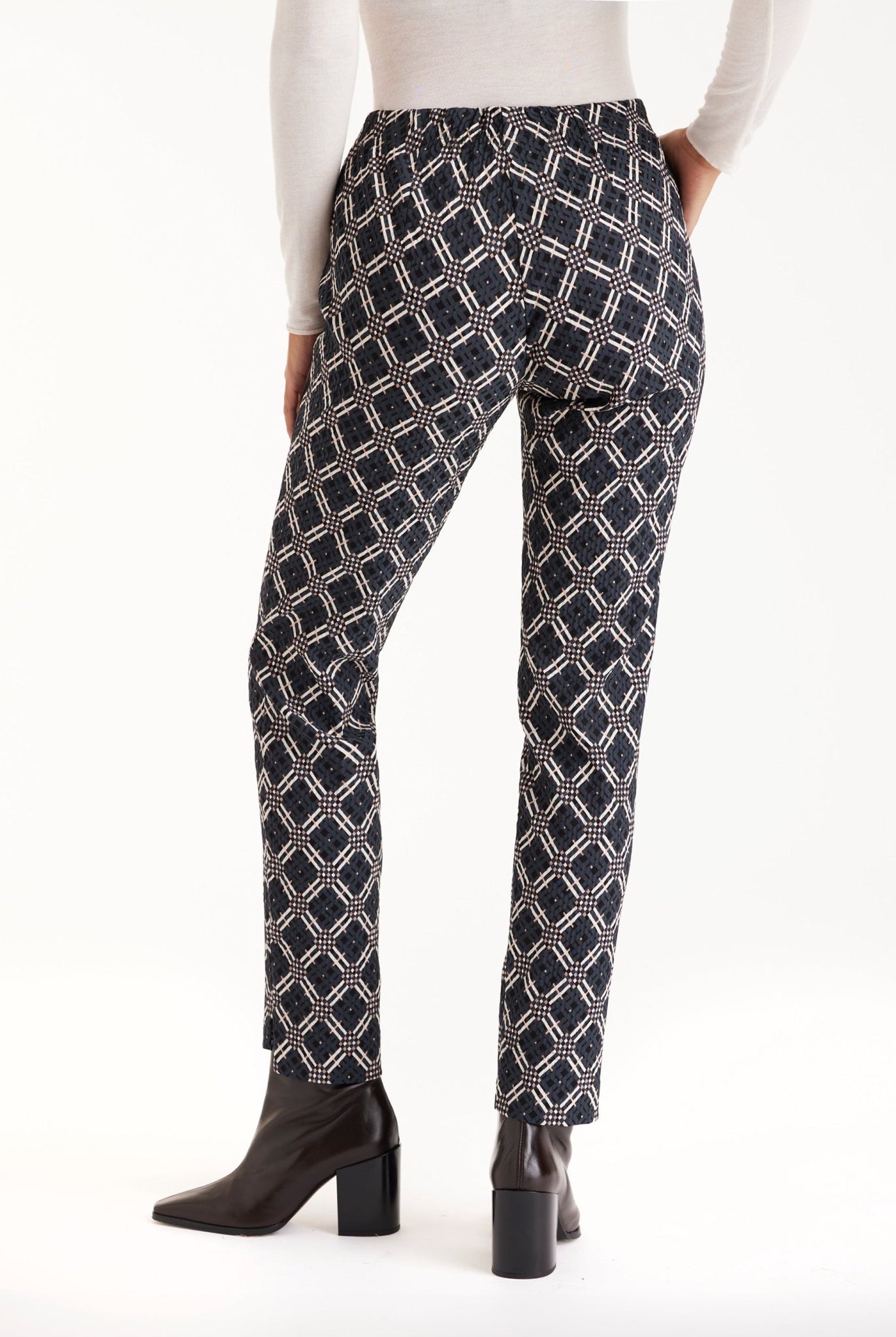 Hose ELLISSA mit schmalem Bein und geometrischem Muster in Schwarz und Weiß