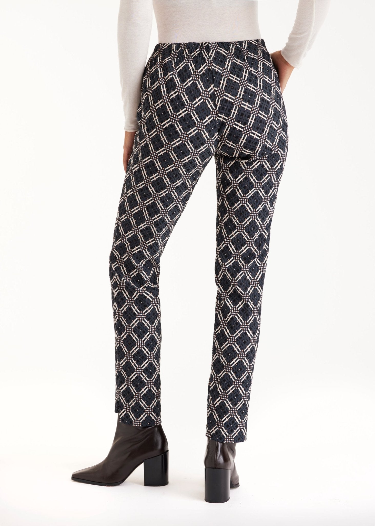 Hose ELLISSA mit schmalem Bein und geometrischem Muster in Schwarz und Weiß