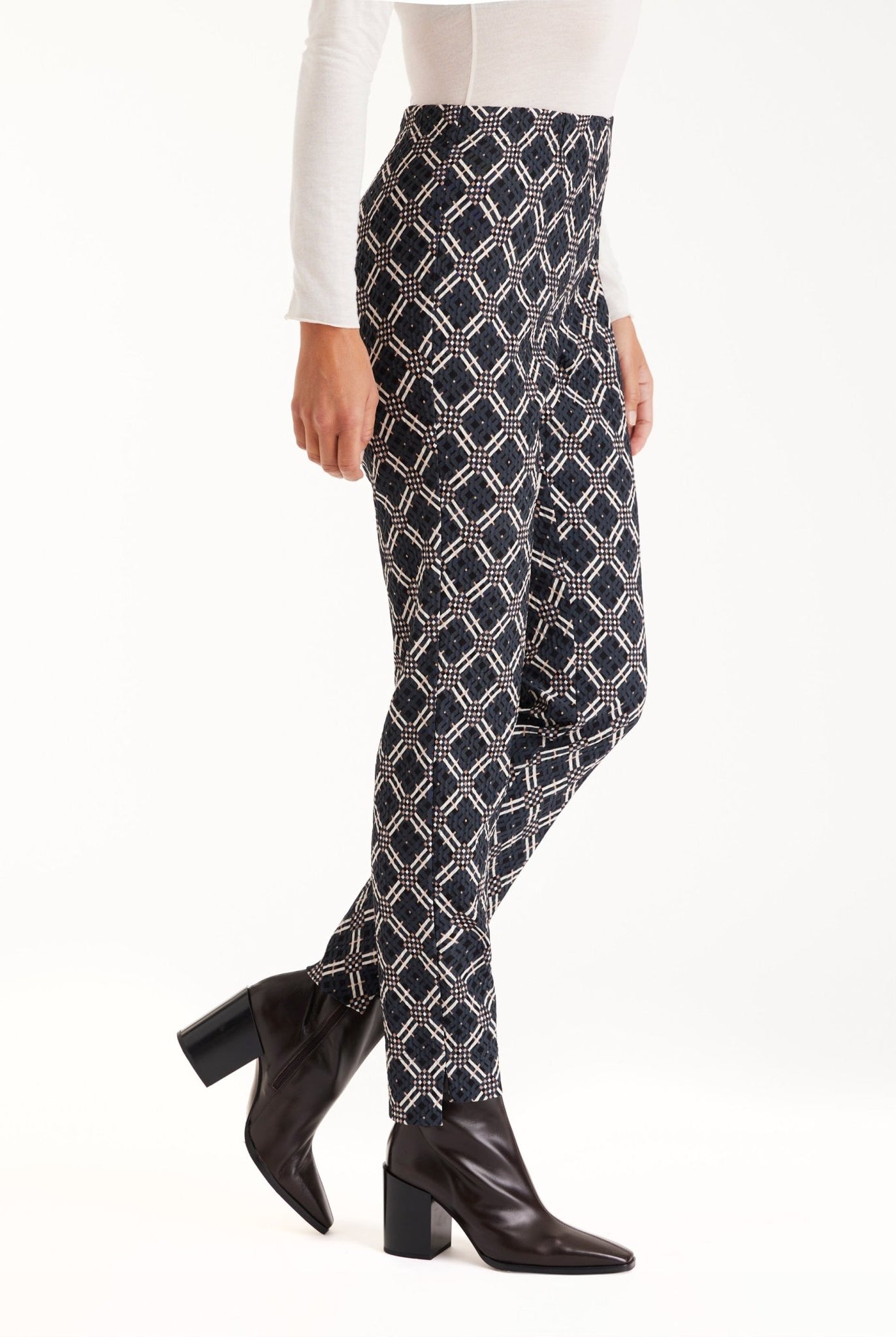 Hose ELLISSA mit schmalem Bein und geometrischem Muster in Schwarz und Weiß