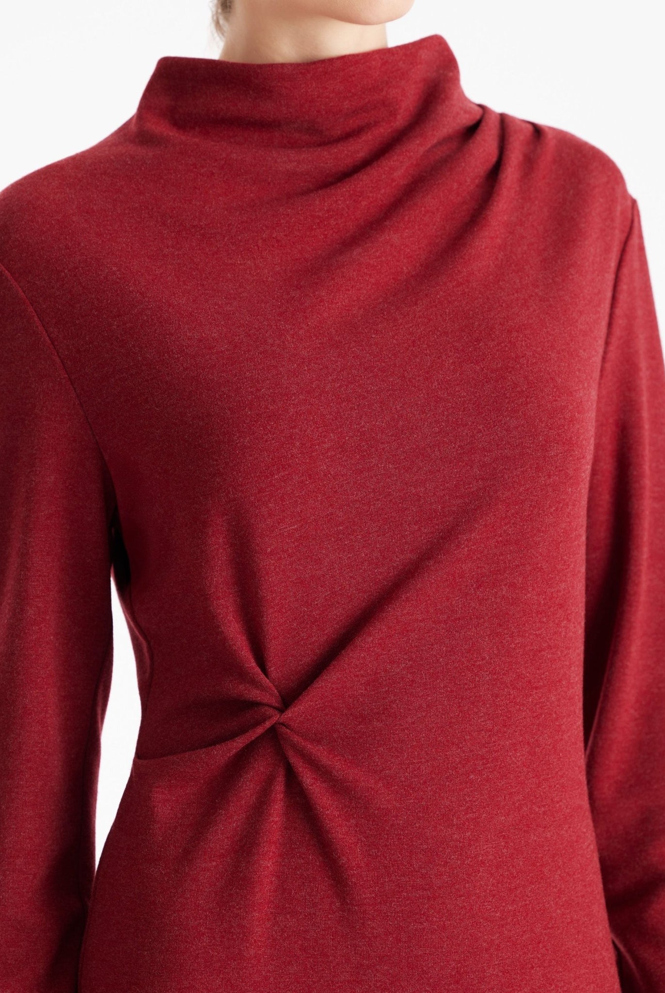 Schmales Kleid OREYA mit hohem Kragen, langen Armen und seitlicher Knotung in Rot