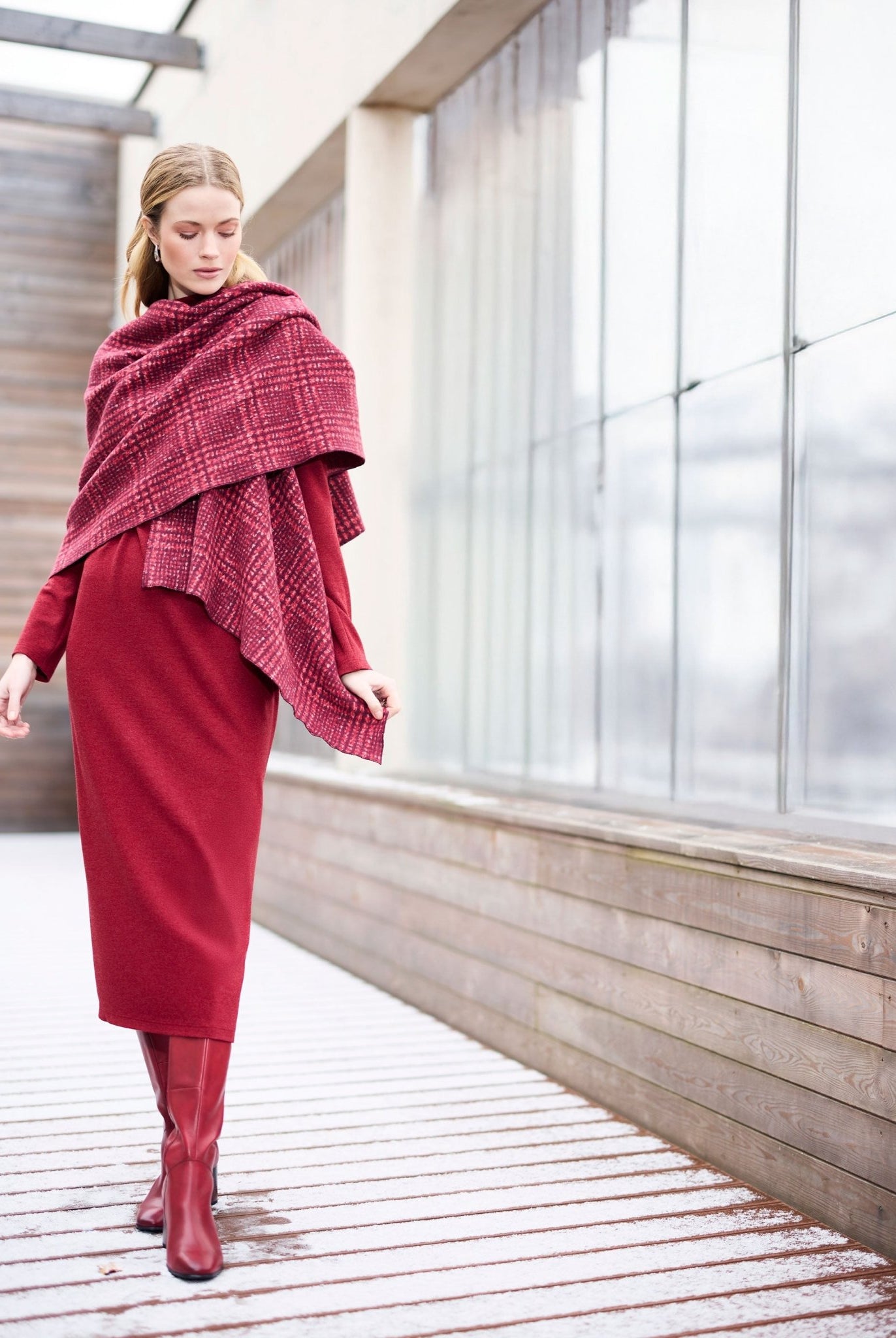 Schmales Kleid OREYA mit hohem Kragen, langen Armen und seitlicher Knotung in Rot