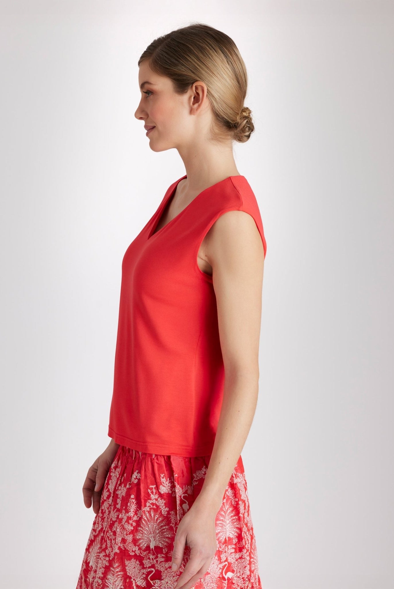 Schmales, ärmelloses Shirt CIVANUA mit V-Ausschnitt in Rot