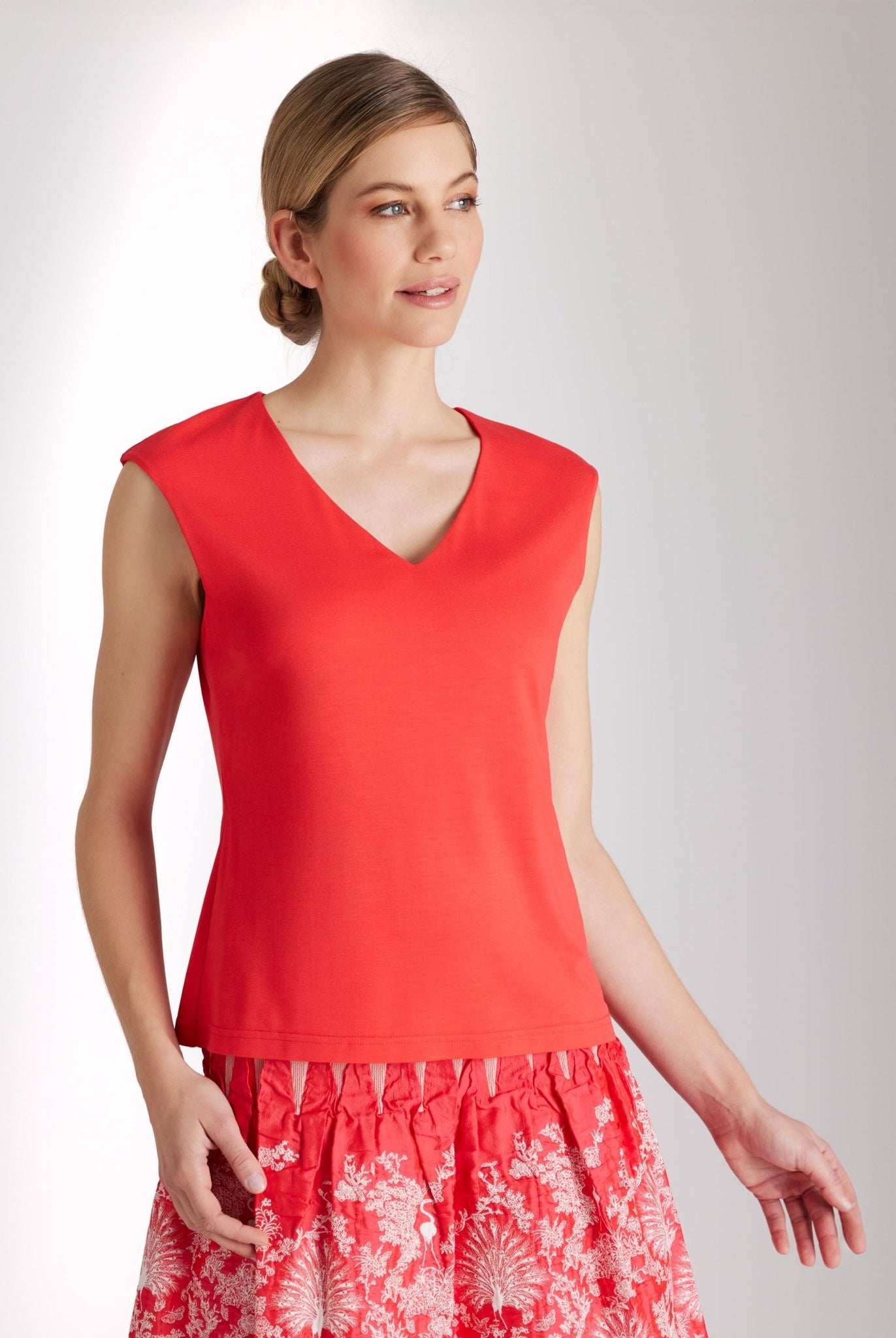 Schmales, ärmelloses Shirt CIVANUA mit V-Ausschnitt in Rot