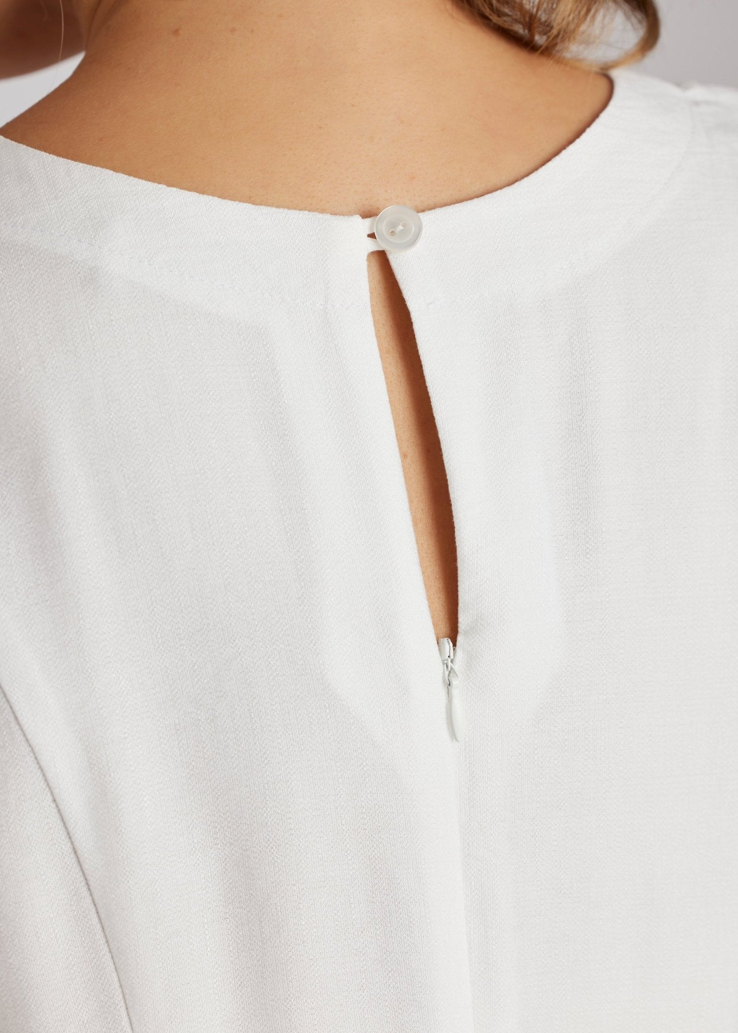 Ärmelloses Midi-Kleid NOWINA mit Rundhalsausschnitt und weitem Rock in Weiß