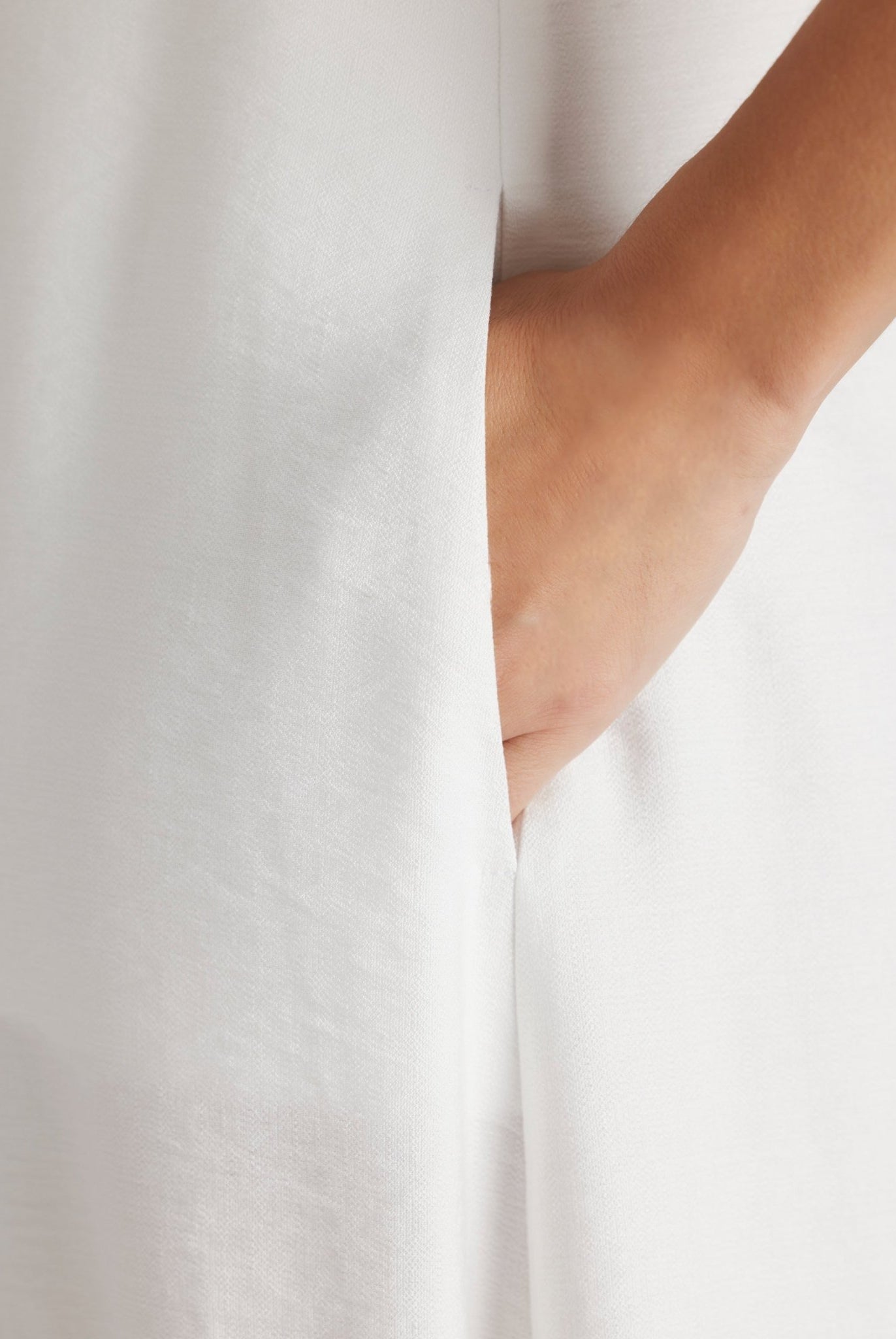 Ärmelloses Midi-Kleid NOWINA mit Rundhalsausschnitt und weitem Rock in Weiß