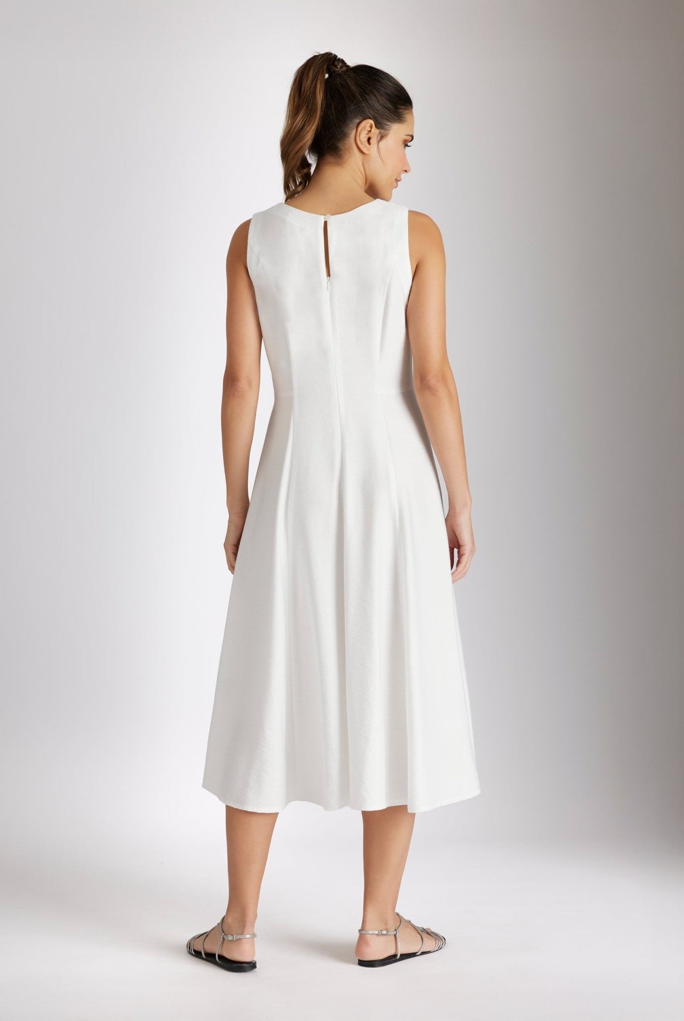 Ärmelloses Midi-Kleid NOWINA mit Rundhalsausschnitt und weitem Rock in Weiß