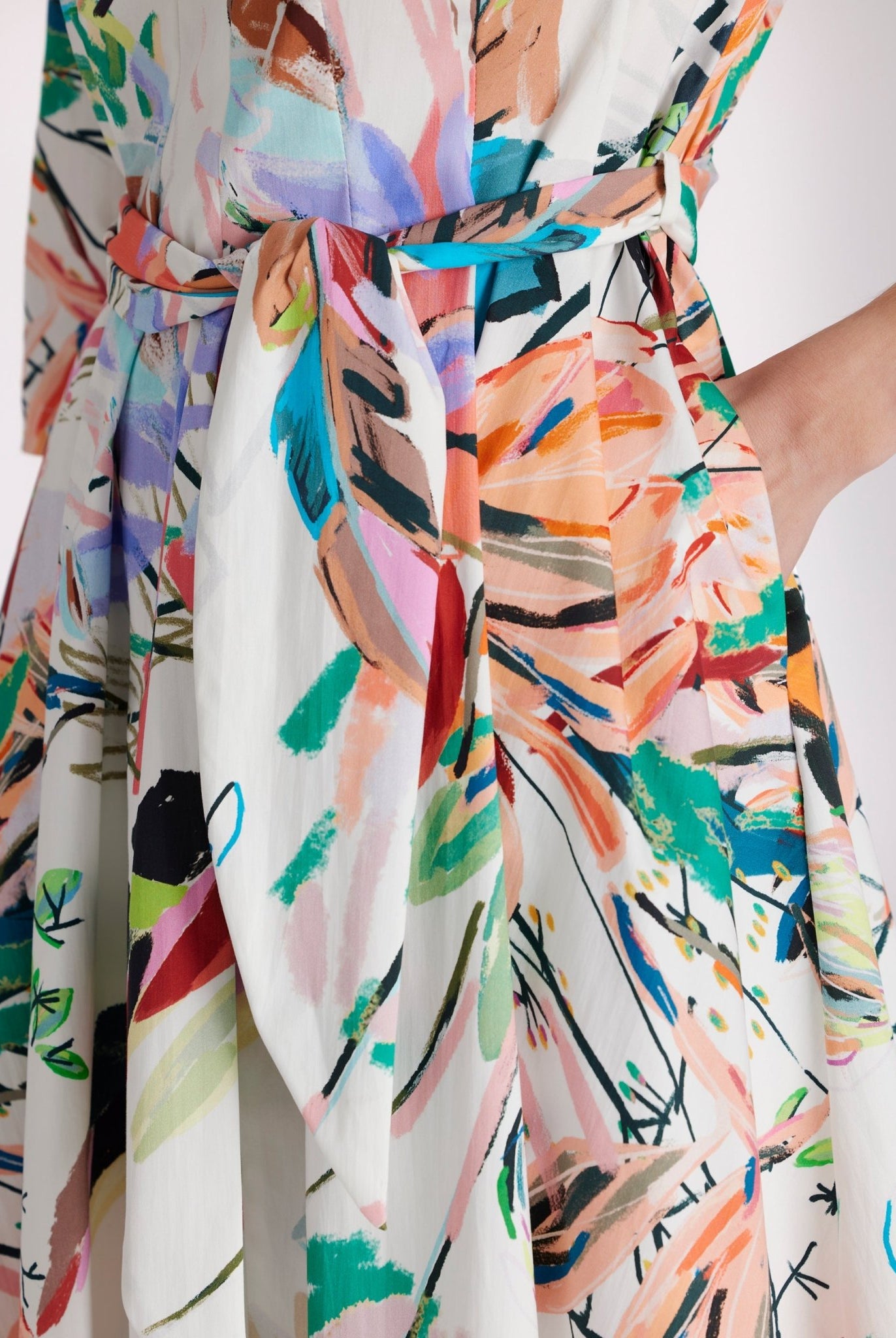 Ärmelloses Midi-Kleid DEMONA mit Rundhalsausschnitt, taillierter Form und floralem Print