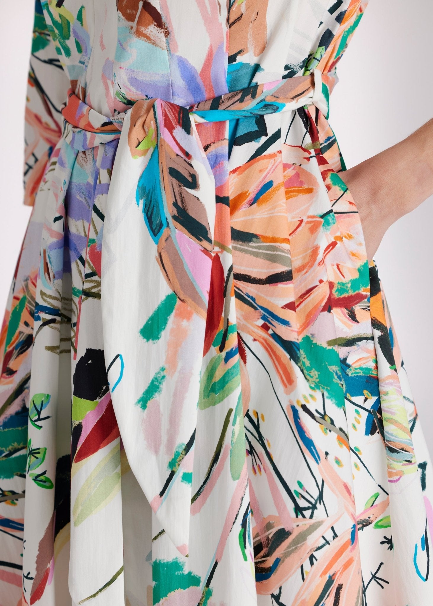 Ärmelloses Midi-Kleid DEMONA mit Rundhalsausschnitt, taillierter Form und floralem Print