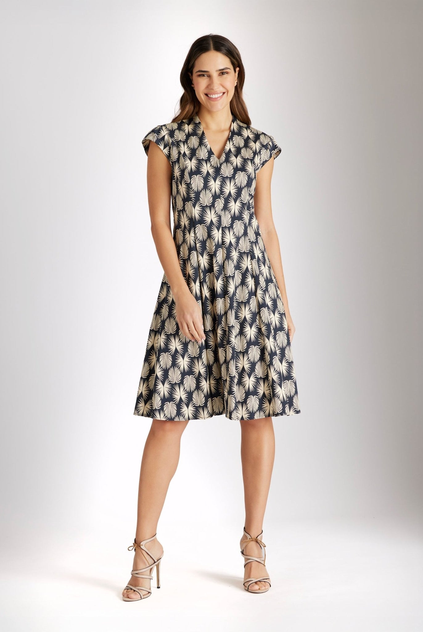 Knielanges Kleid DYVIA mit V-Ausschnitt, kurzen Ärmeln und Print mit taillierter Form in Schwarz und Weiß