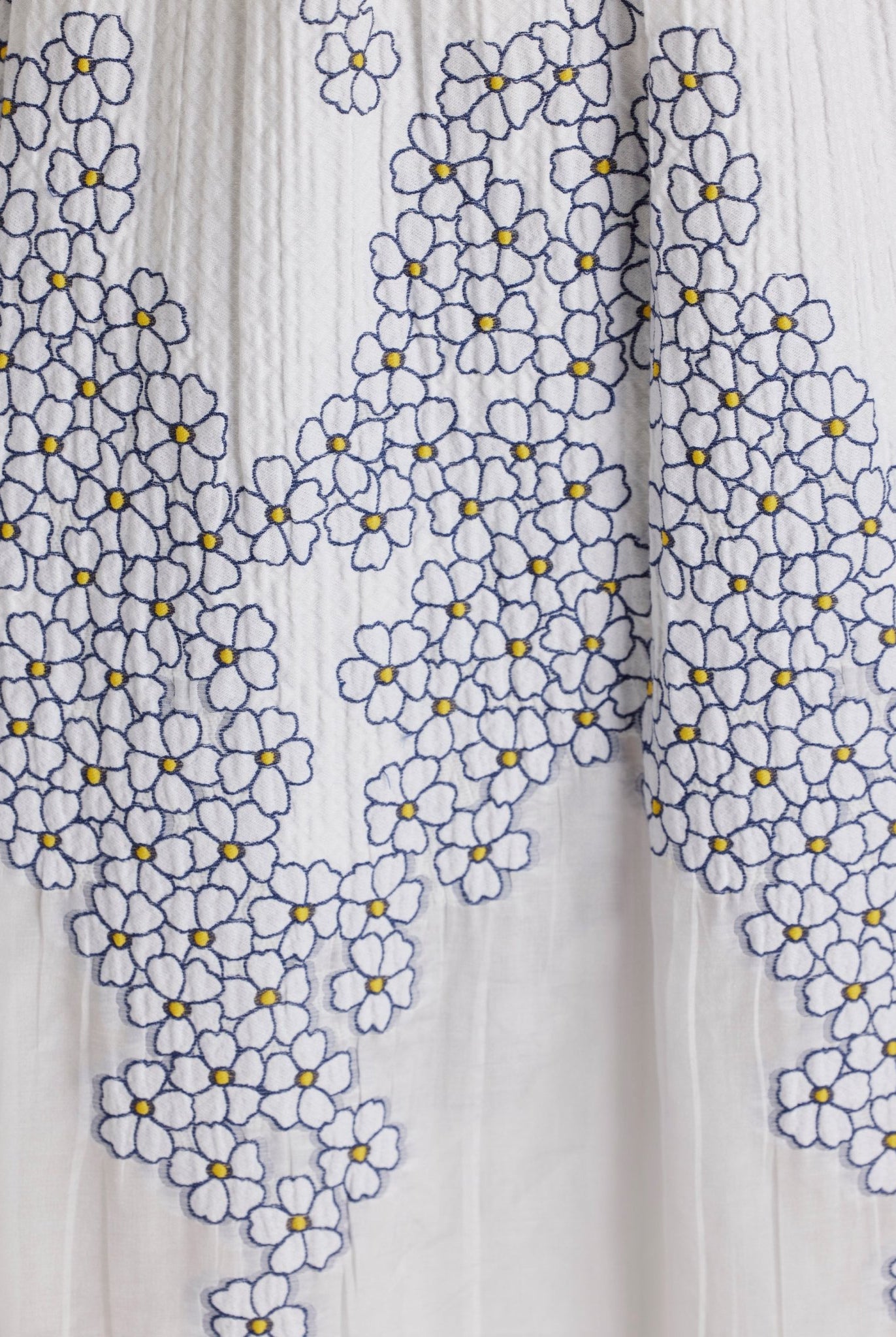 Tailliertes, knielanges Kleid LIMUK mit U-Boot-Ausschnitt und ohne Ärmel in Weiß mit Blumenmuster