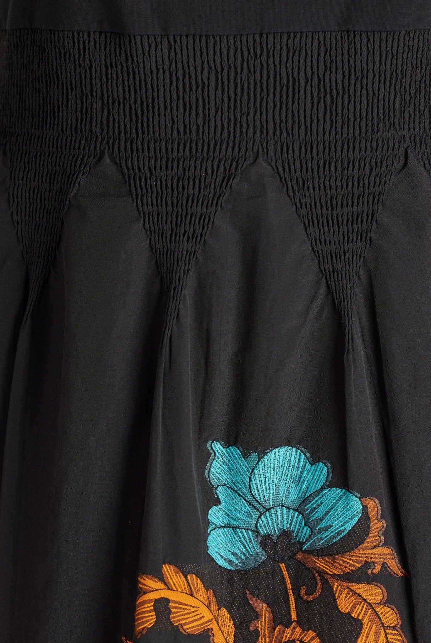 Tailliertes, wadenlanges Kleid LIMUKI mit U-Boot-Ausschnitt und ohne Ärmel in Schwarz mit floralem Muster