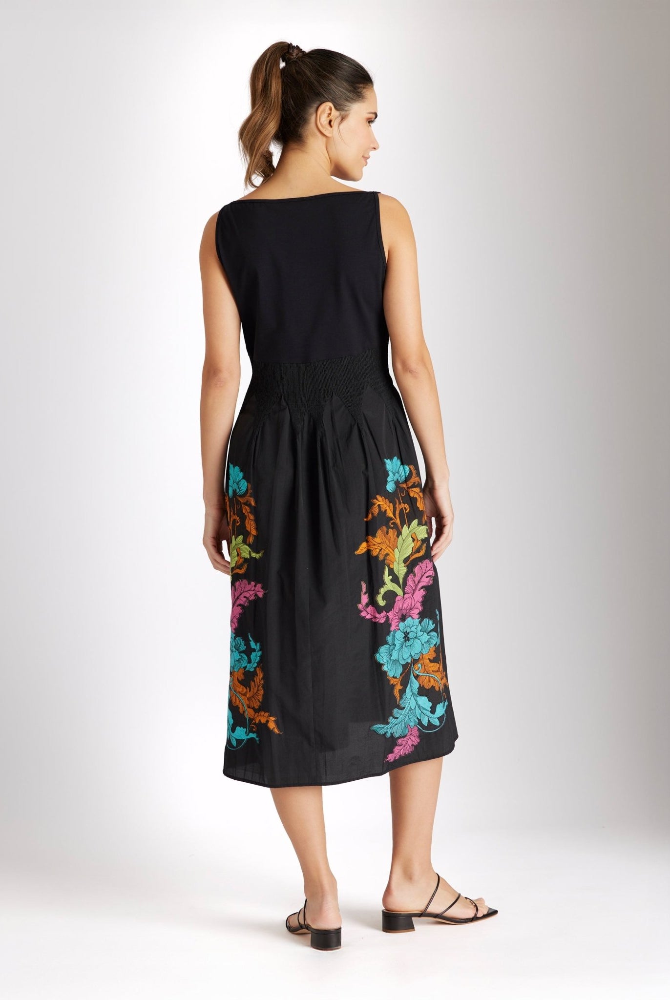 Tailliertes, wadenlanges Kleid LIMUKI mit U-Boot-Ausschnitt und ohne Ärmel in Schwarz mit floralem Muster