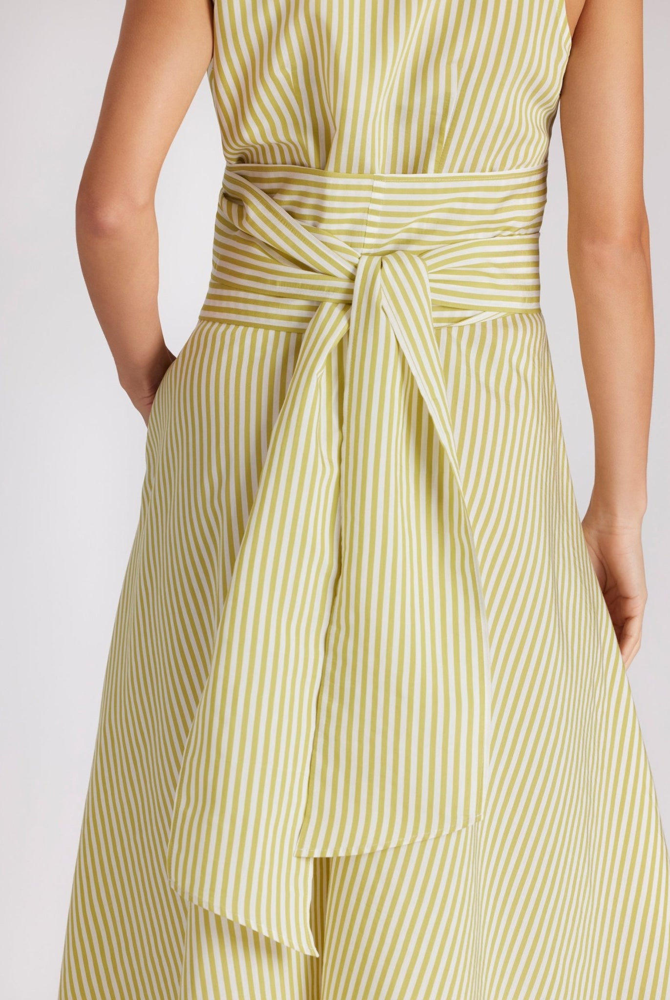 Ärmelloses Midi-Kleid GUANOTA mit V-Ausschnitt, Kragen und Bindegürtel in gelb-weiß gestreift