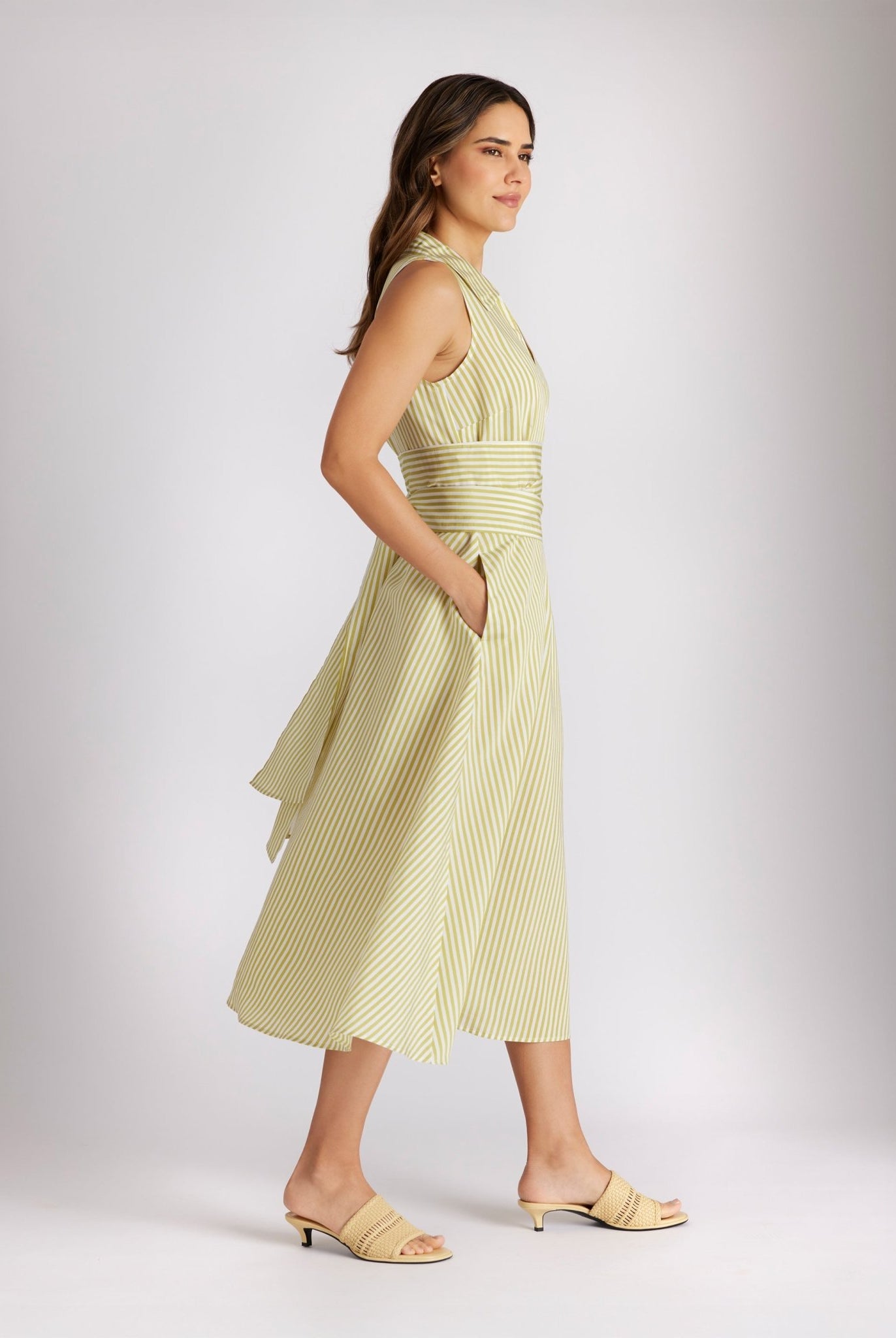 Ärmelloses Midi-Kleid GUANOTA mit V-Ausschnitt, Kragen und Bindegürtel in gelb-weiß gestreift