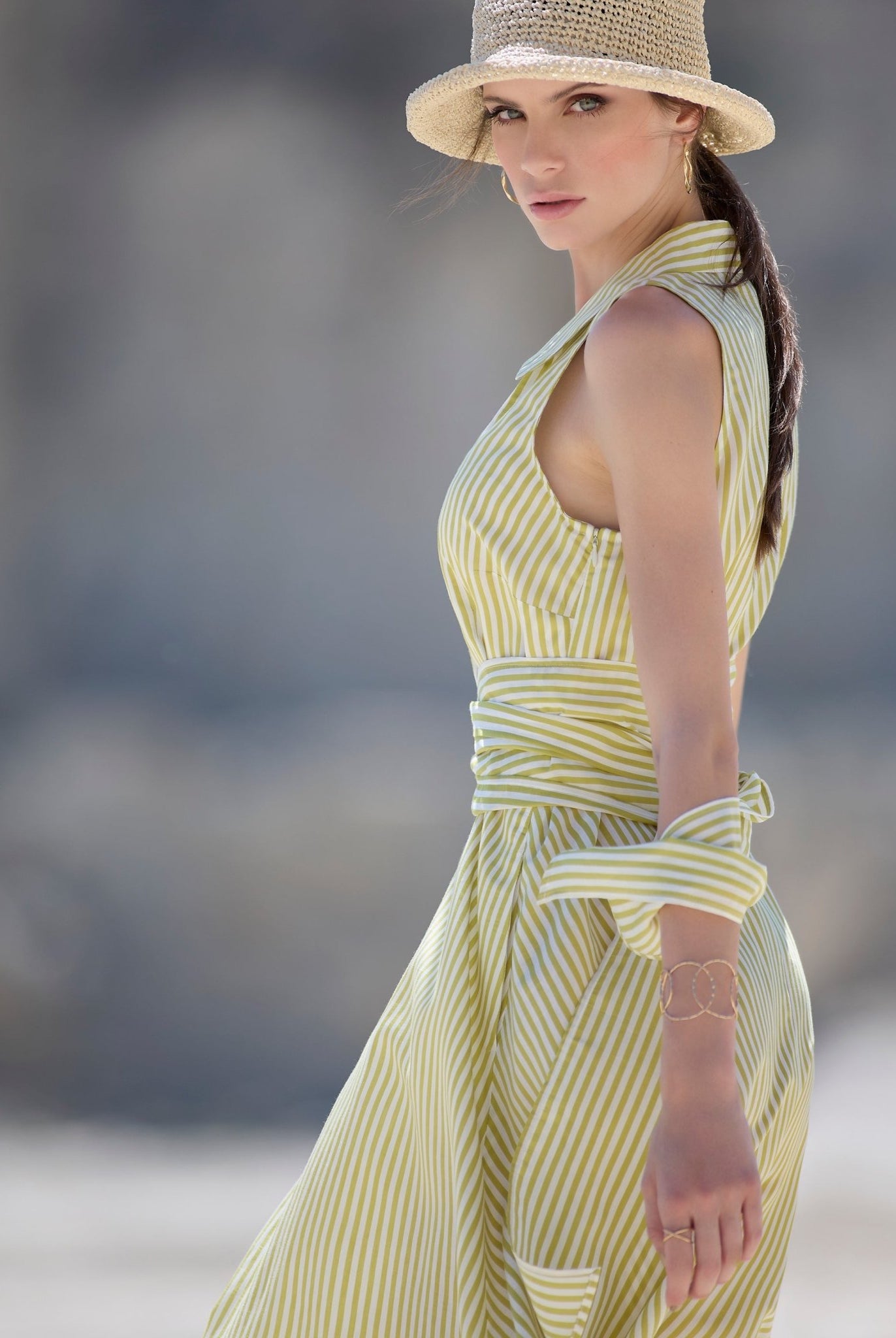 Ärmelloses Midi-Kleid GUANOTA mit V-Ausschnitt, Kragen und Bindegürtel in gelb-weiß gestreift