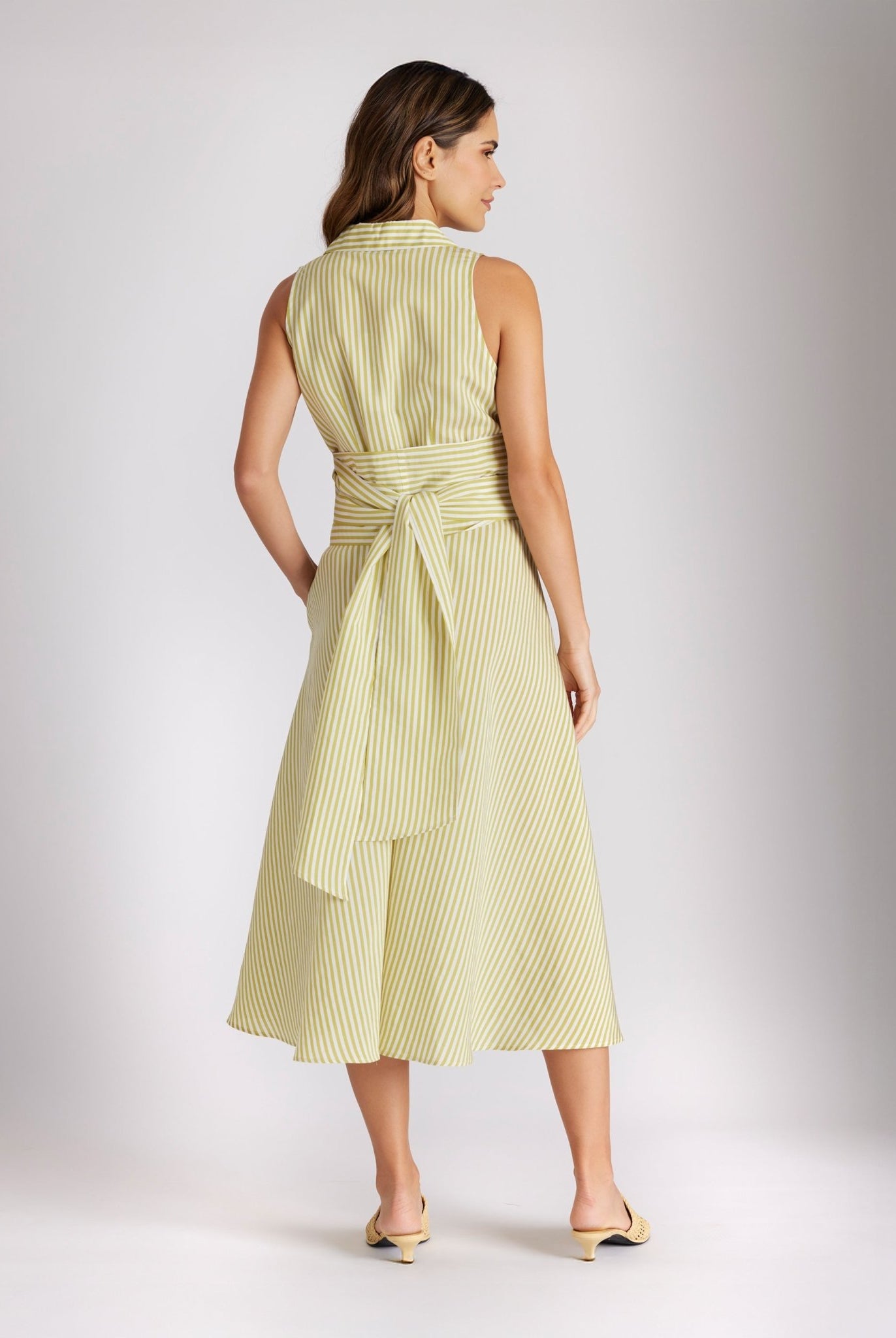 Ärmelloses Midi-Kleid GUANOTA mit V-Ausschnitt, Kragen und Bindegürtel in gelb-weiß gestreift