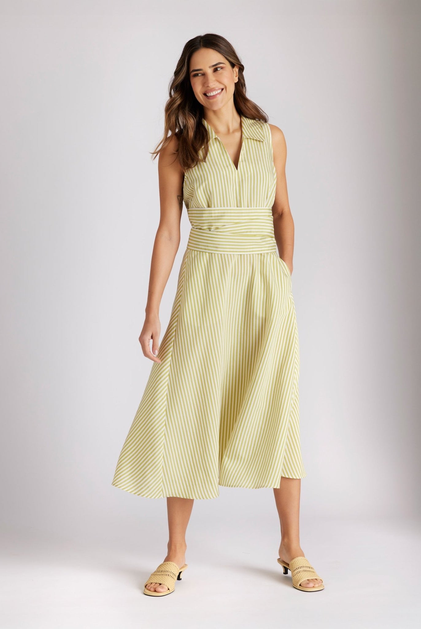 Ärmelloses Midi-Kleid GUANOTA mit V-Ausschnitt, Kragen und Bindegürtel in gelb-weiß gestreift