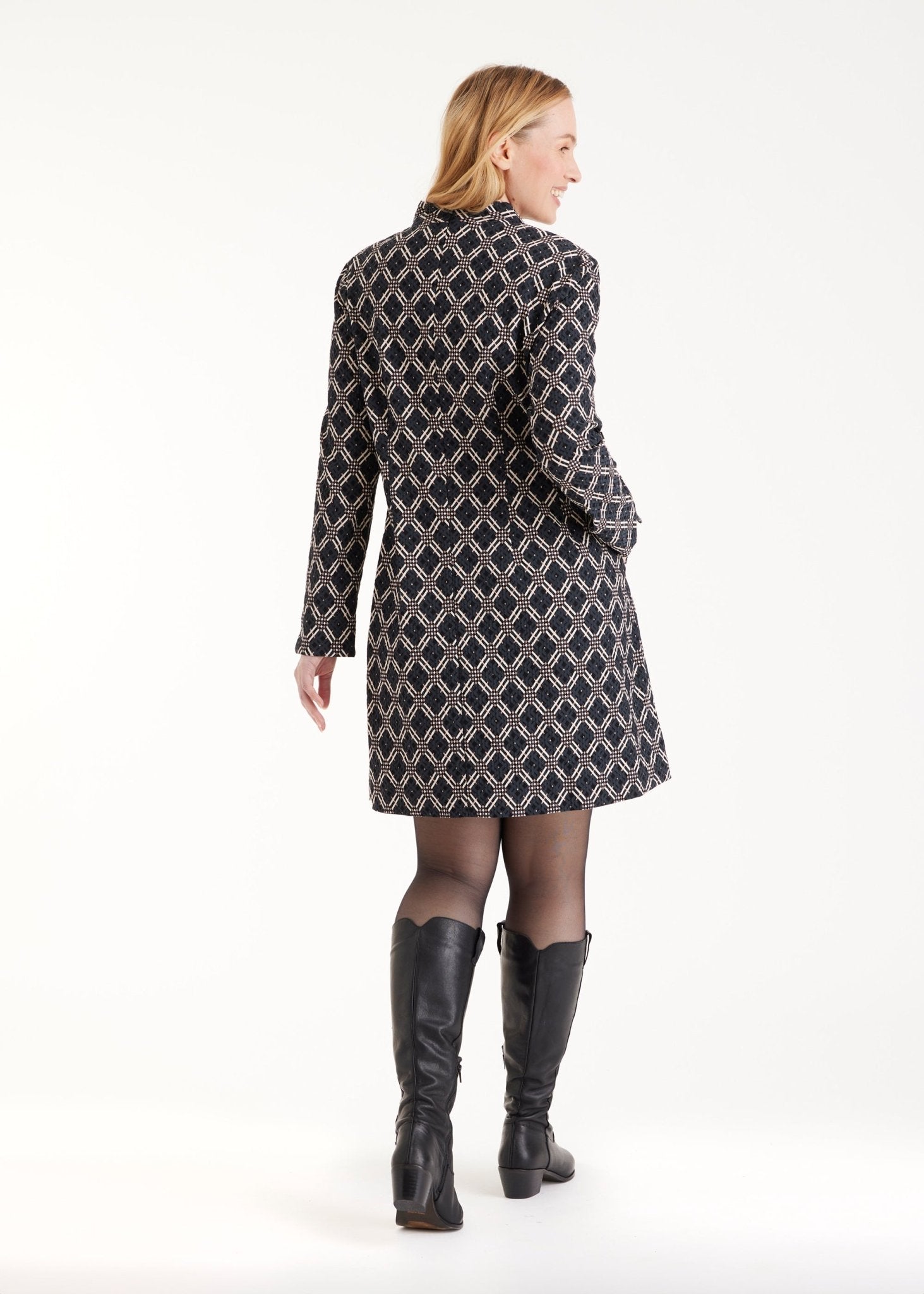 Tunika ELONYA mit V-Ausschnitt, langen Armen und geometrischem Muster in Schwarz und Weiß