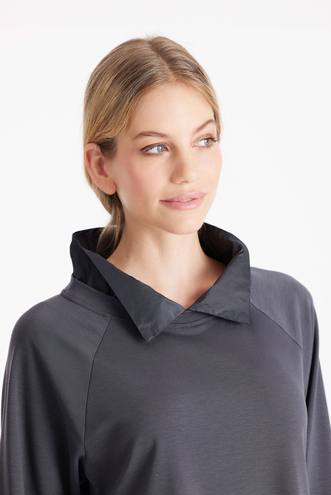 Tunika GUNIKA mit gerafften Stehkragen, langen Armen und Oberteil im Patch in Grau