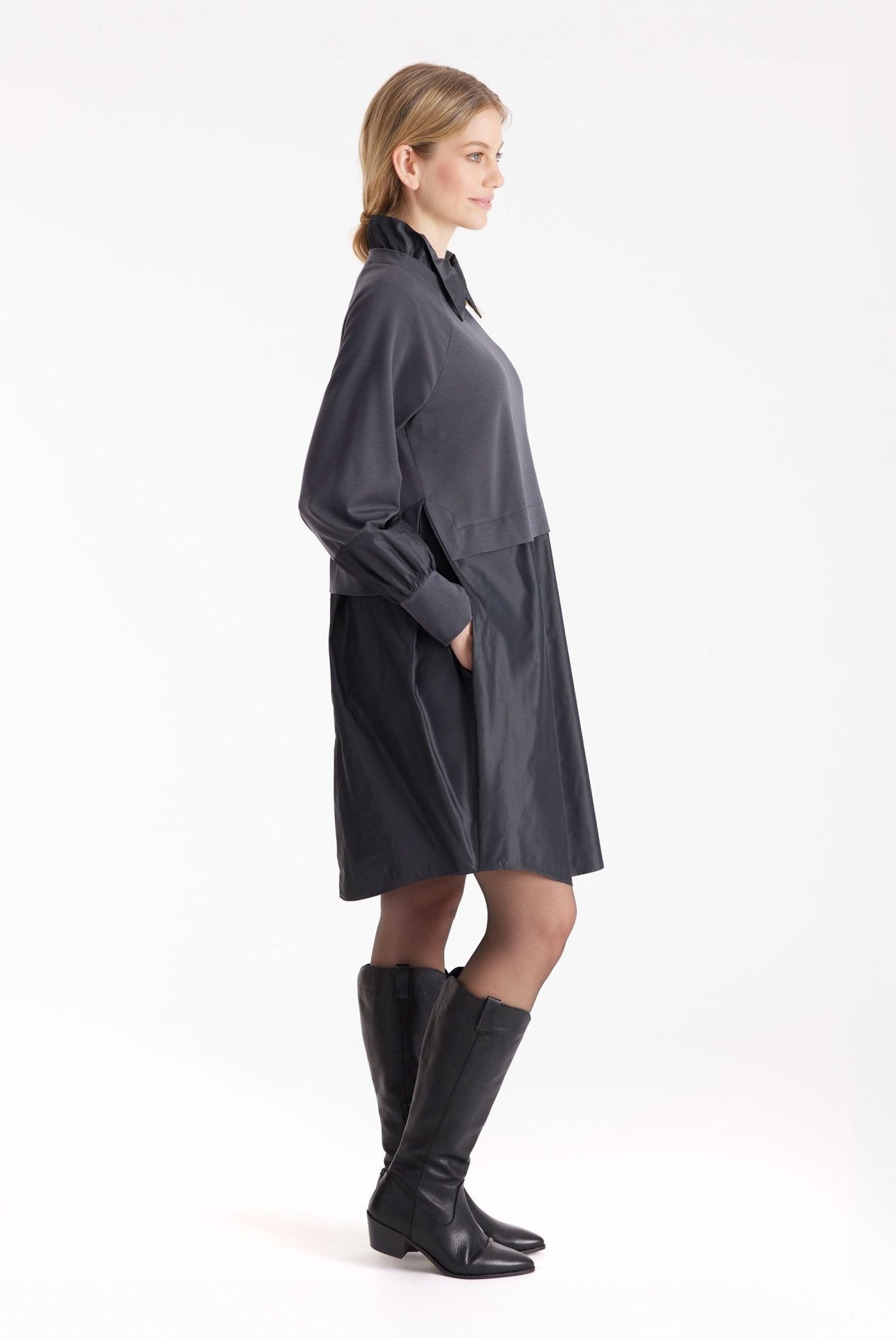 Tunika GUNIKA mit gerafften Stehkragen, langen Armen und Oberteil im Patch in Grau