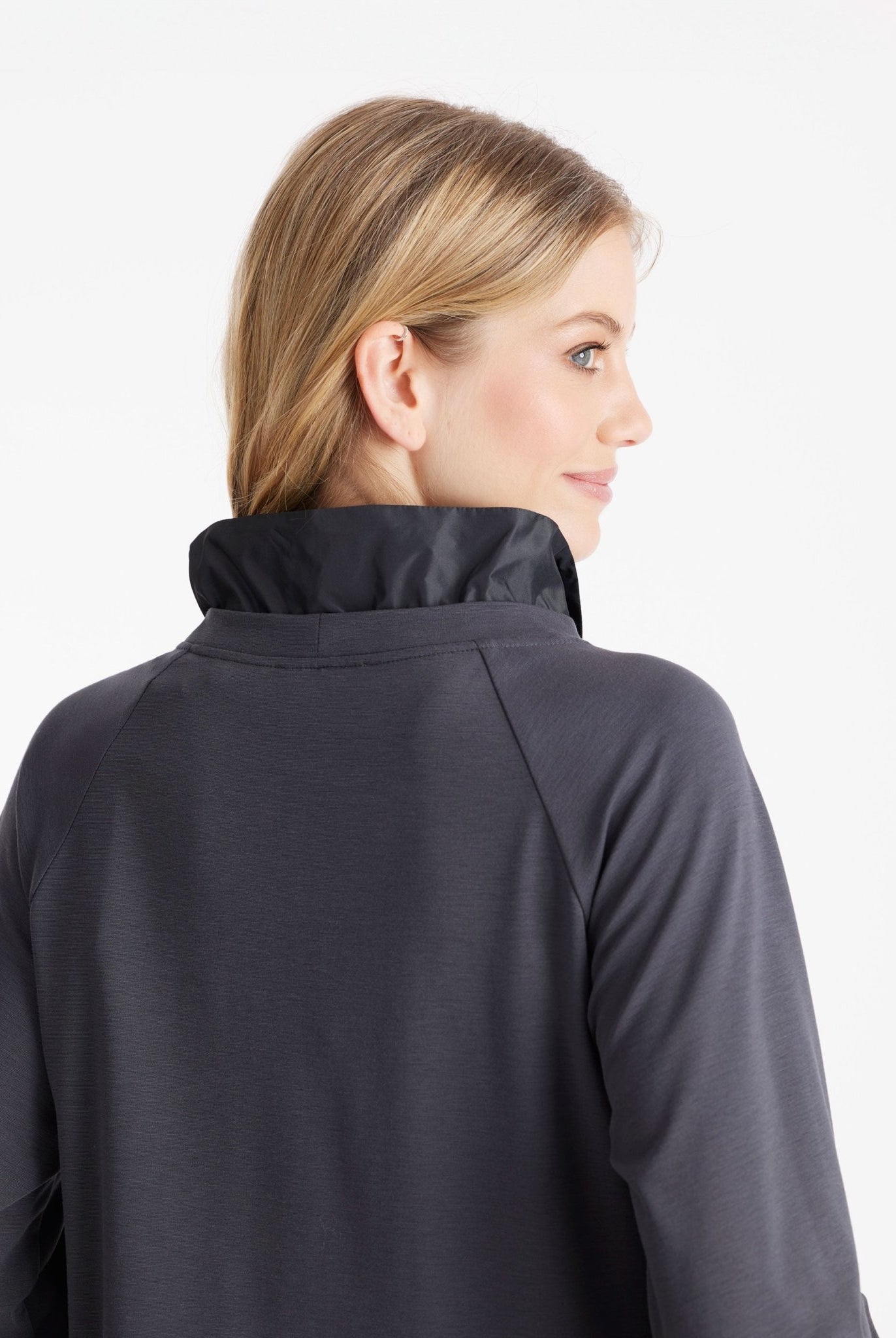 Tunika GUNIKA mit gerafften Stehkragen, langen Armen und Oberteil im Patch in Grau