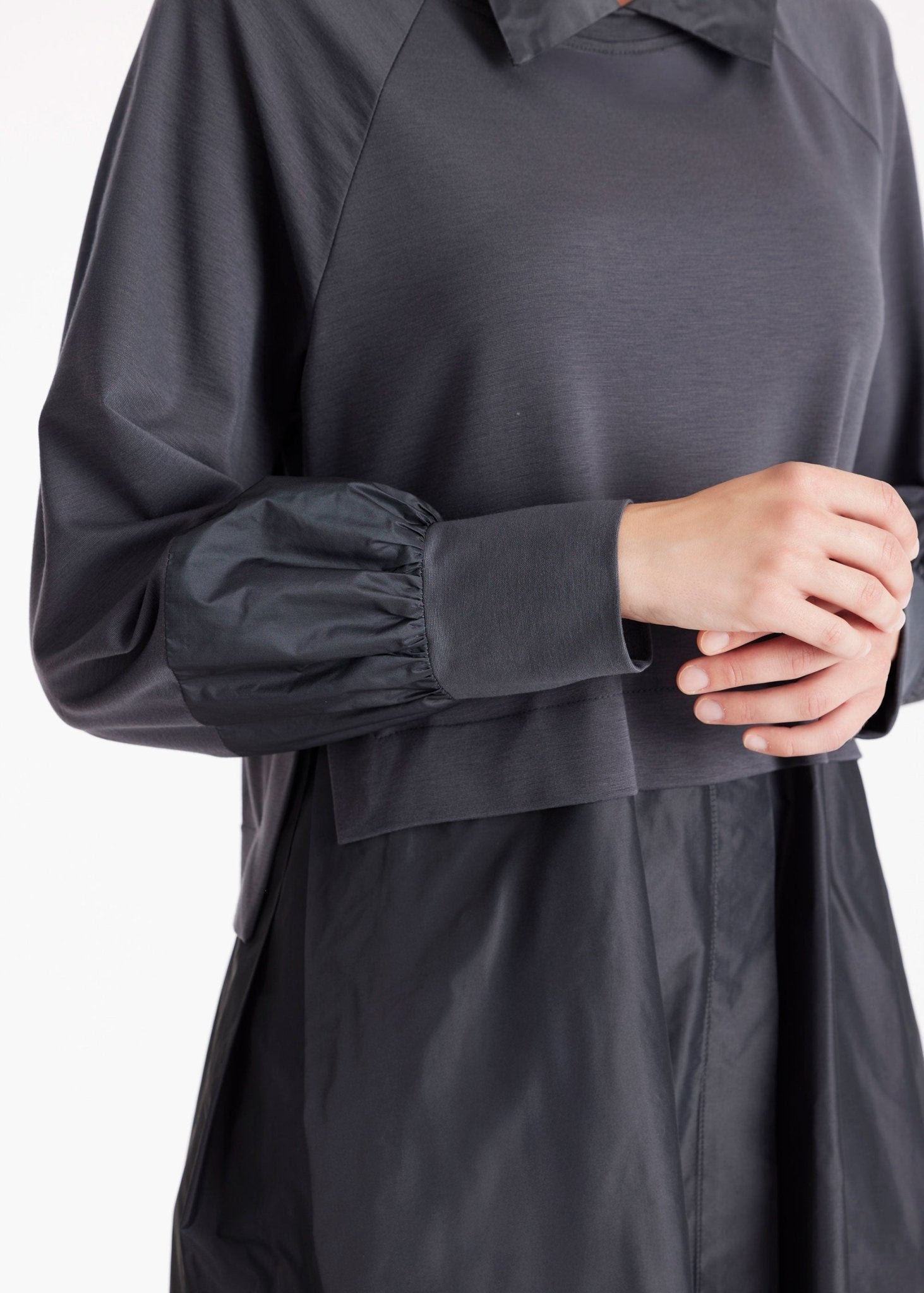 Tunika GUNIKA mit gerafften Stehkragen, langen Armen und Oberteil im Patch in Grau