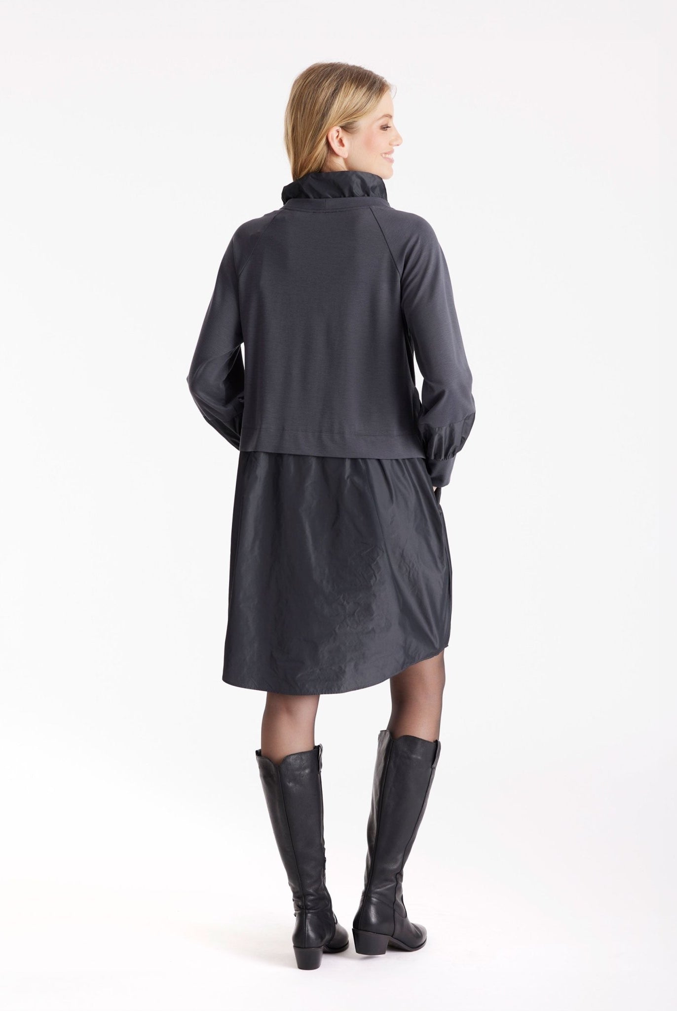 Tunika GUNIKA mit gerafften Stehkragen, langen Armen und Oberteil im Patch in Grau