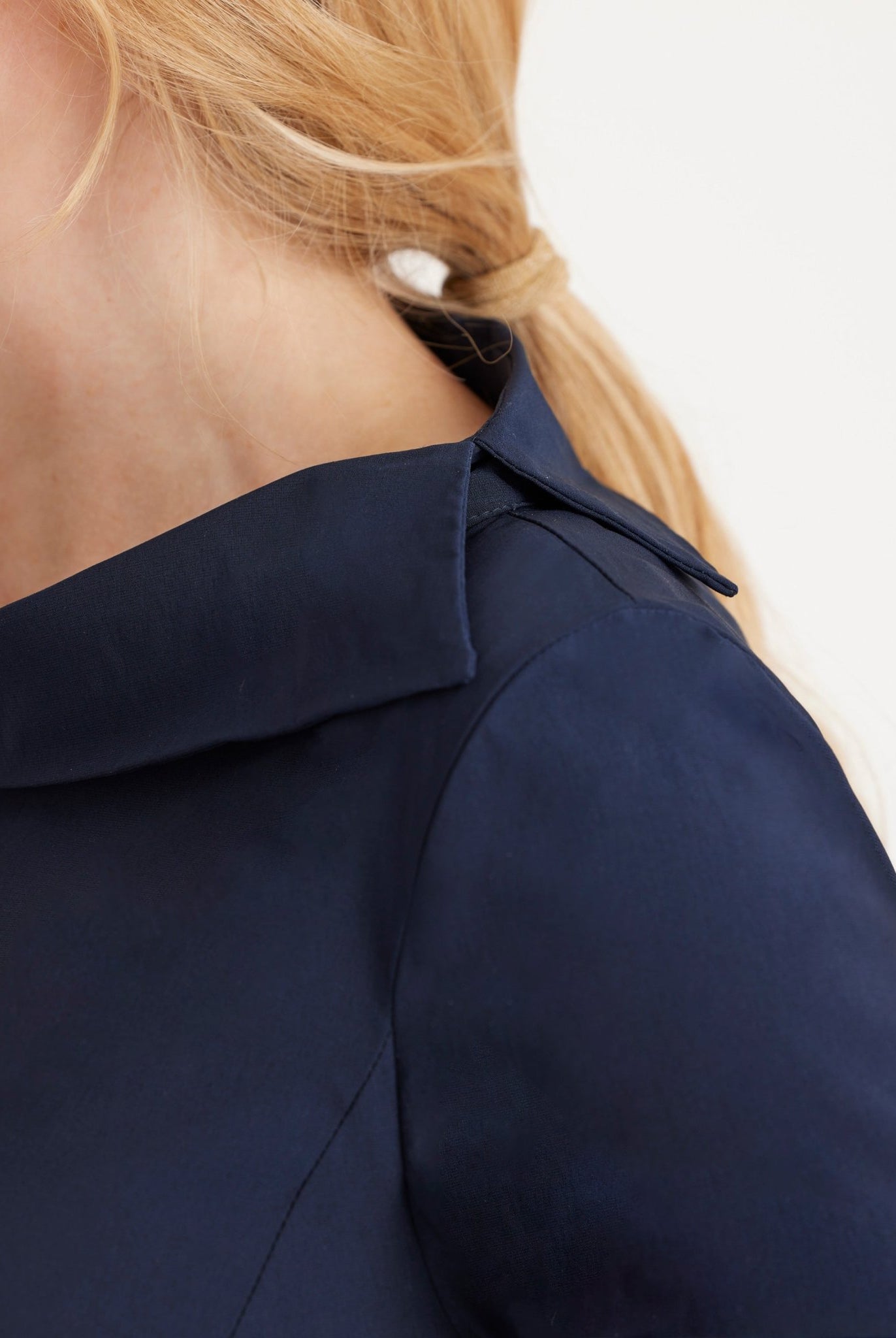 Kurze Tunika JUNIKA mit Kragen, langen Armen und seitlichen Eingrifftaschen in Dunkelblau