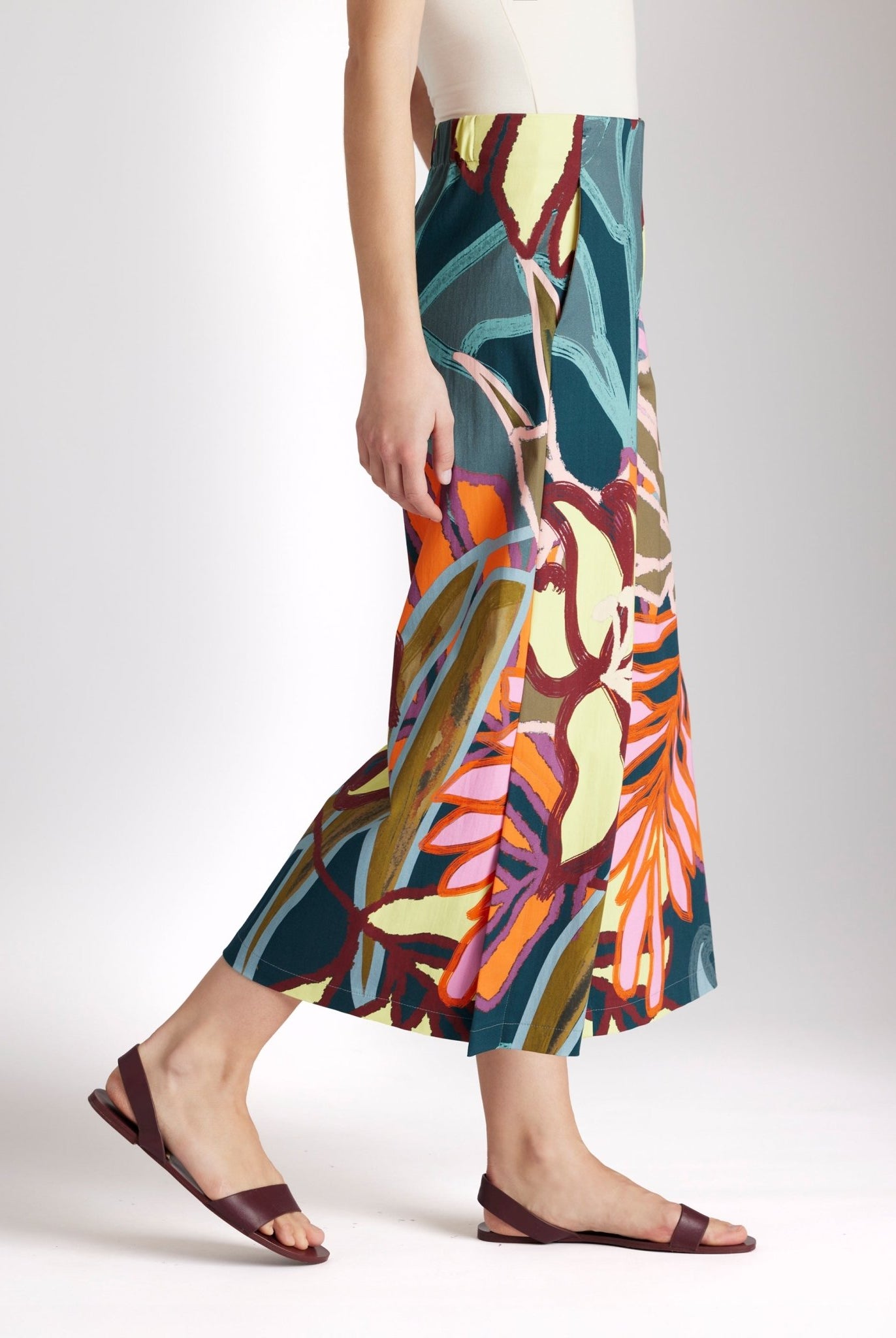 Culotte DUKANA mit weitem Bein in 7/8-Länge und mehrfarbigem, floralem Print