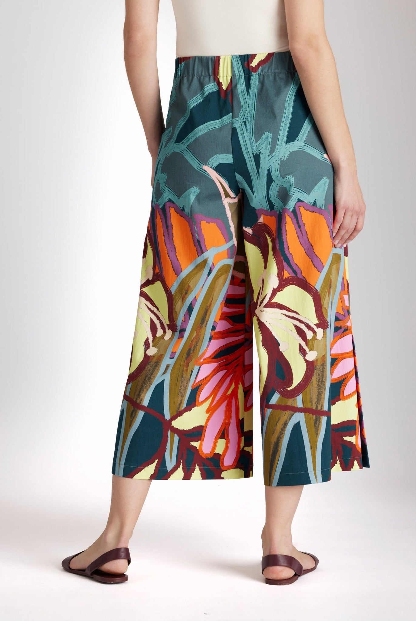 Culotte DUKANA mit weitem Bein in 7/8-Länge und mehrfarbigem, floralem Print