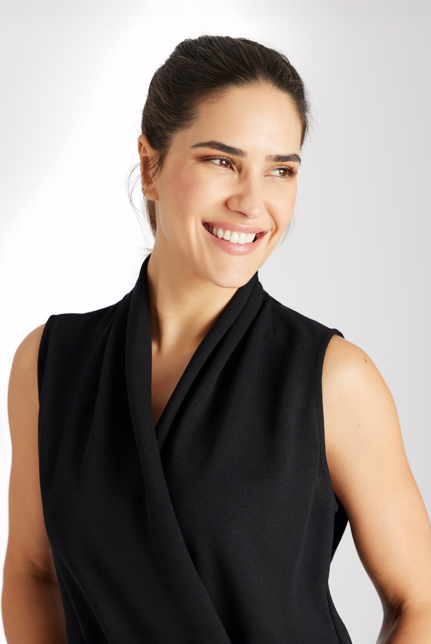 Ärmelloser Jumpsuit HAIFLY mit V-Ausschnitt und langem Bein in Schwarz