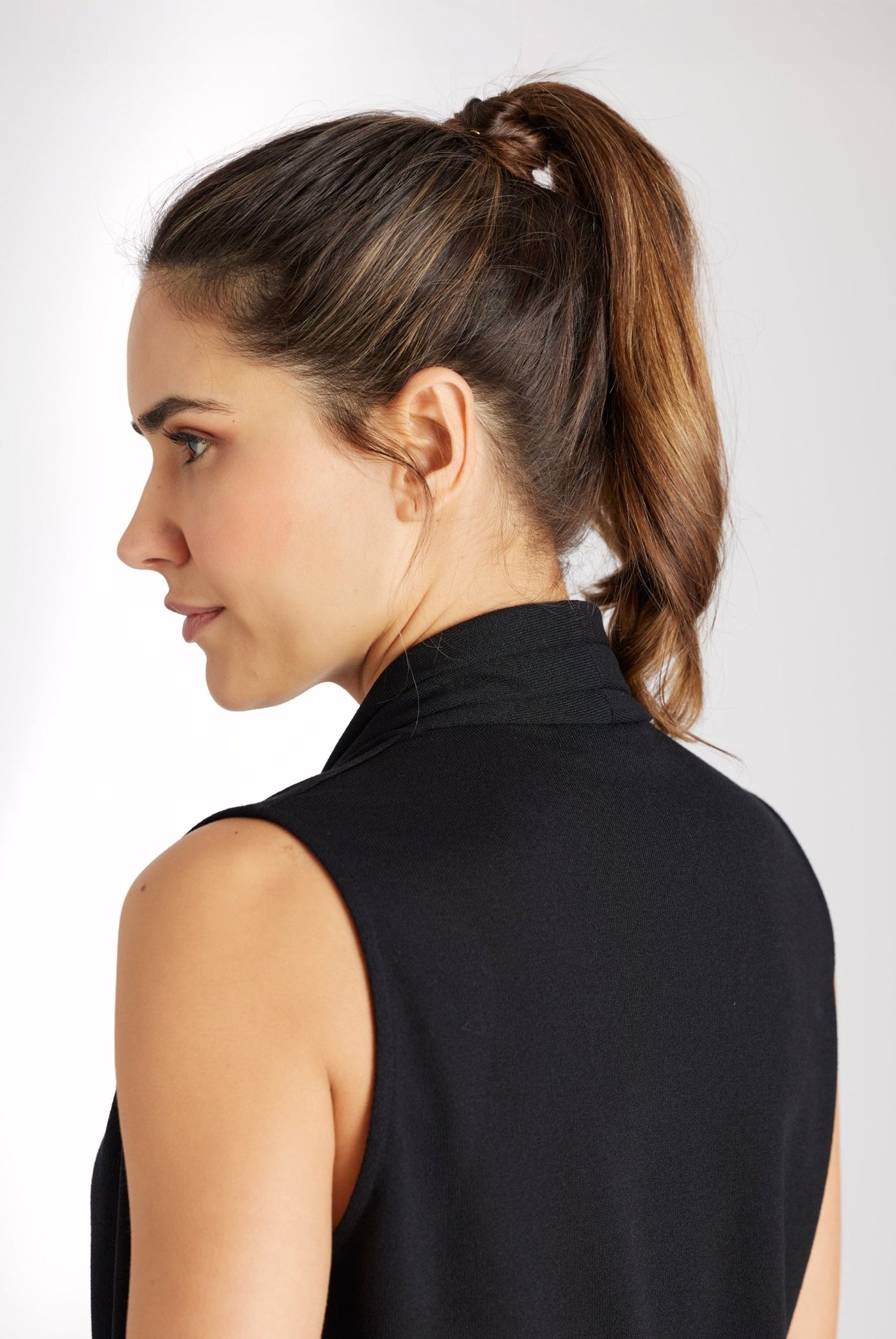 Ärmelloser Jumpsuit HAIFLY mit V-Ausschnitt und langem Bein in Schwarz