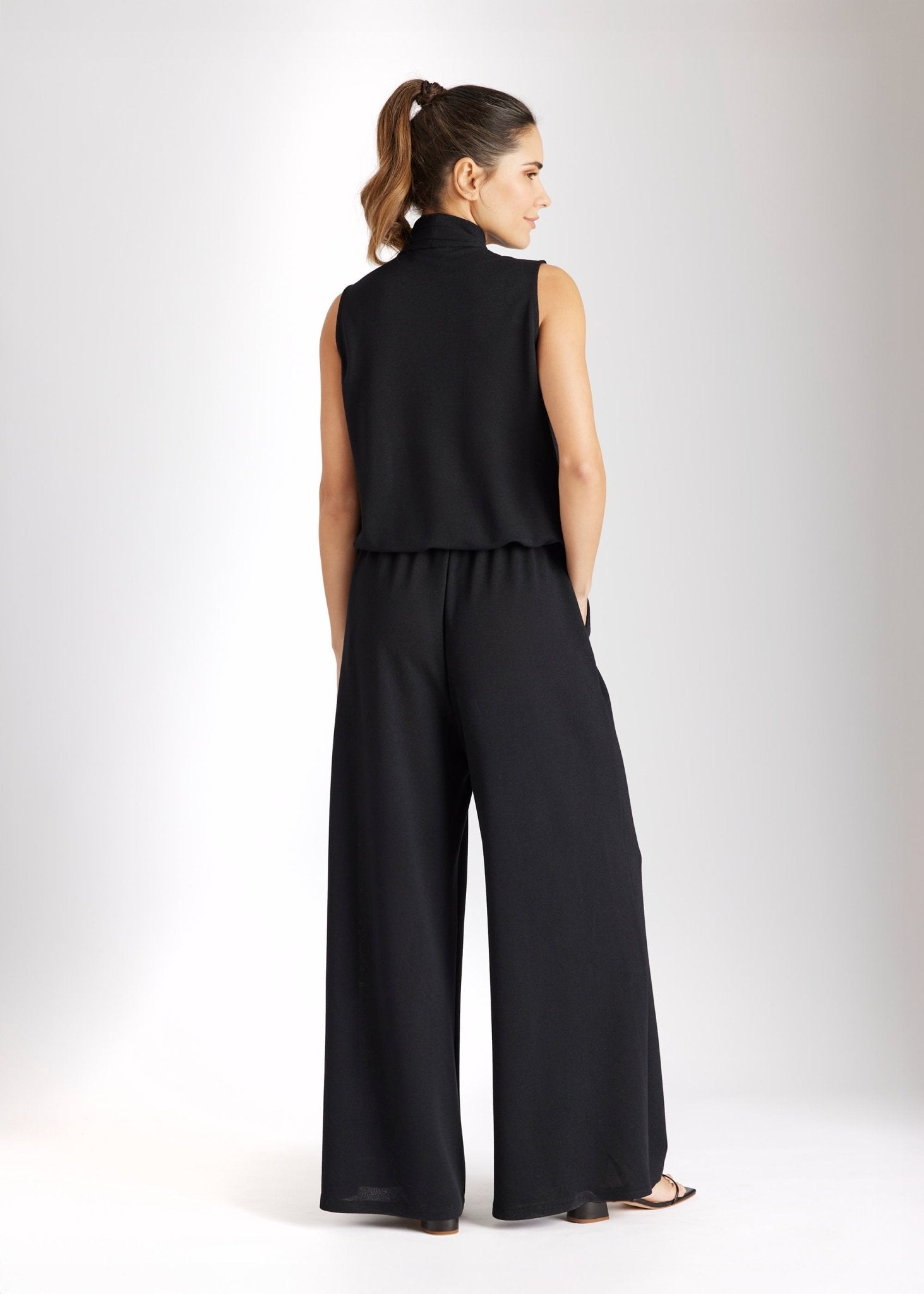 Ärmelloser Jumpsuit HAIFLY mit V-Ausschnitt und langem Bein in Schwarz