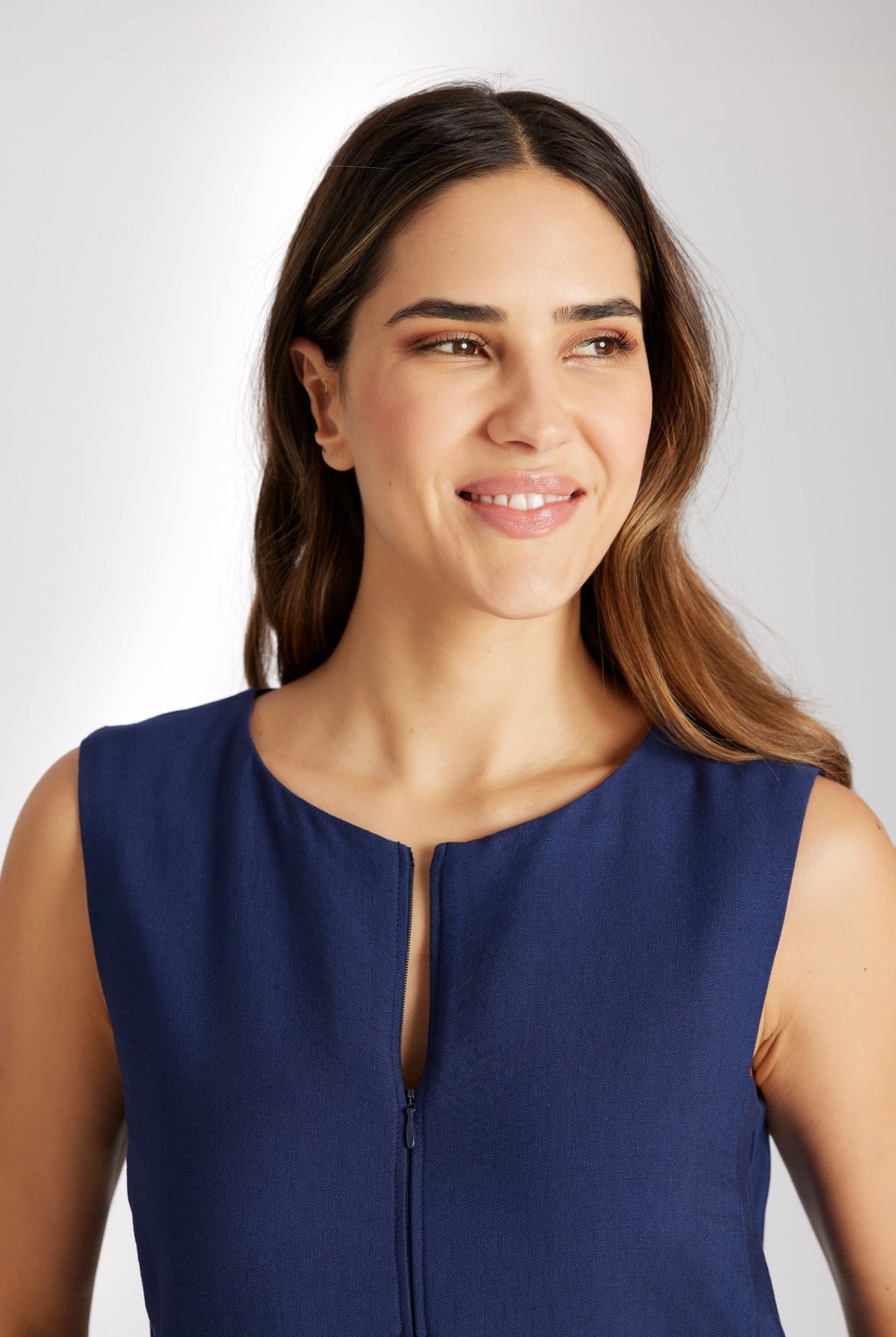 Ärmelloser Jumpsuit NUMSUI mit Rundhalsausschnitt, Faltendetail und Reißverschluss vorne in Dunkelblau