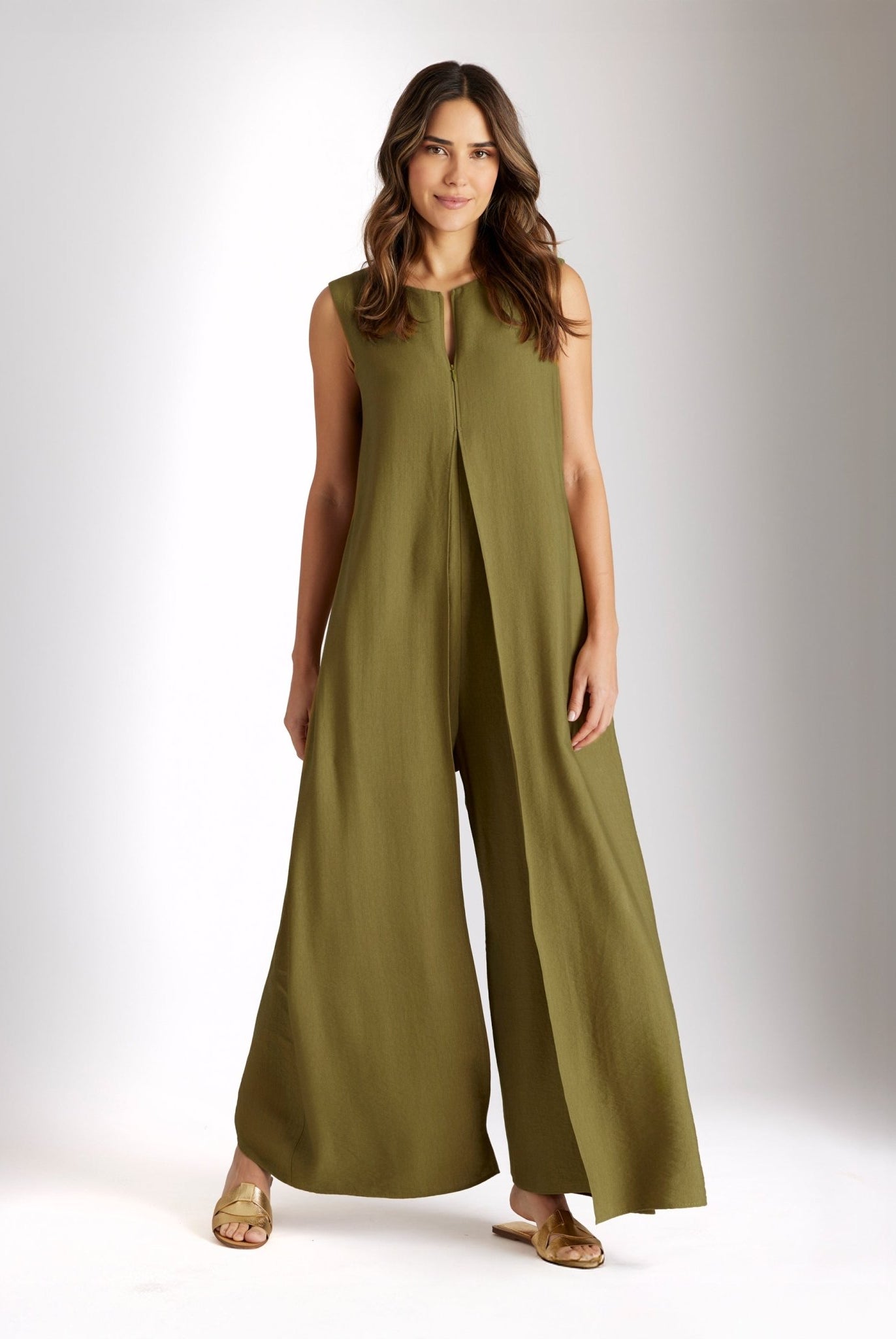 Ärmelloser Jumpsuit NUMSUI mit Rundhalsausschnitt, Faltendetail und Reißverschluss vorne in Grün