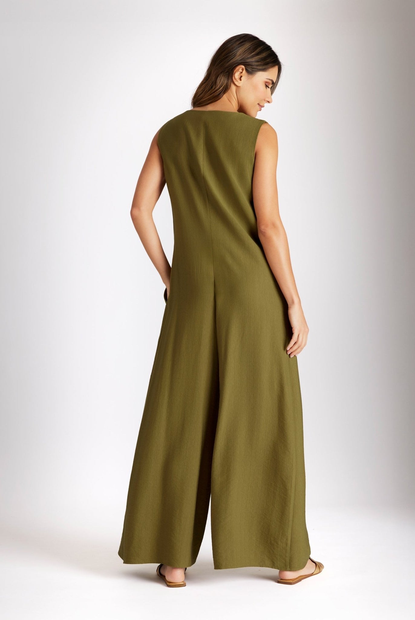 Ärmelloser Jumpsuit NUMSUI mit Rundhalsausschnitt, Faltendetail und Reißverschluss vorne in Grün