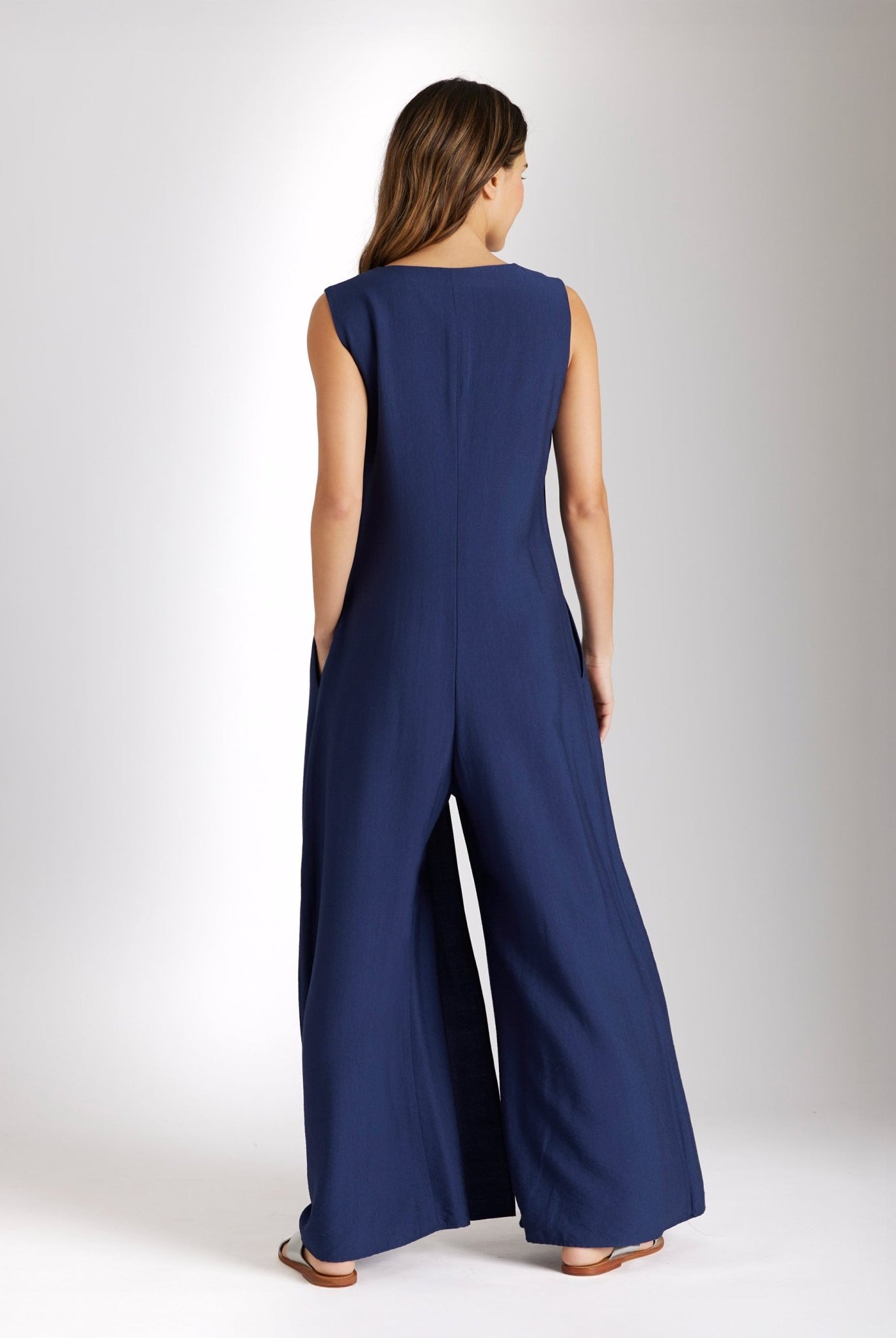 Ärmelloser Jumpsuit NUMSUI mit Rundhalsausschnitt, Faltendetail und Reißverschluss vorne in Dunkelblau