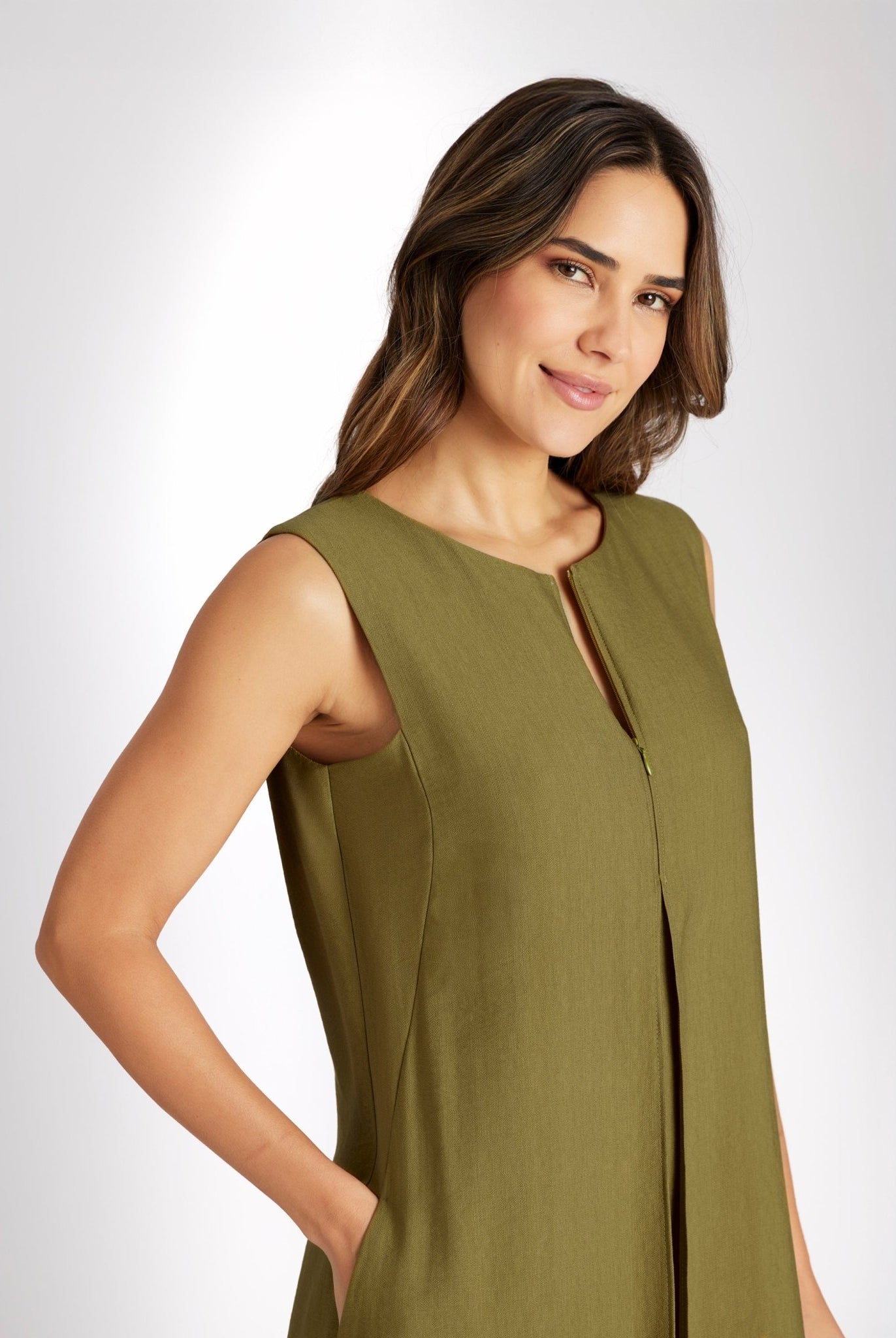 Ärmelloser Jumpsuit NUMSUI mit Rundhalsausschnitt, Faltendetail und Reißverschluss vorne in Grün