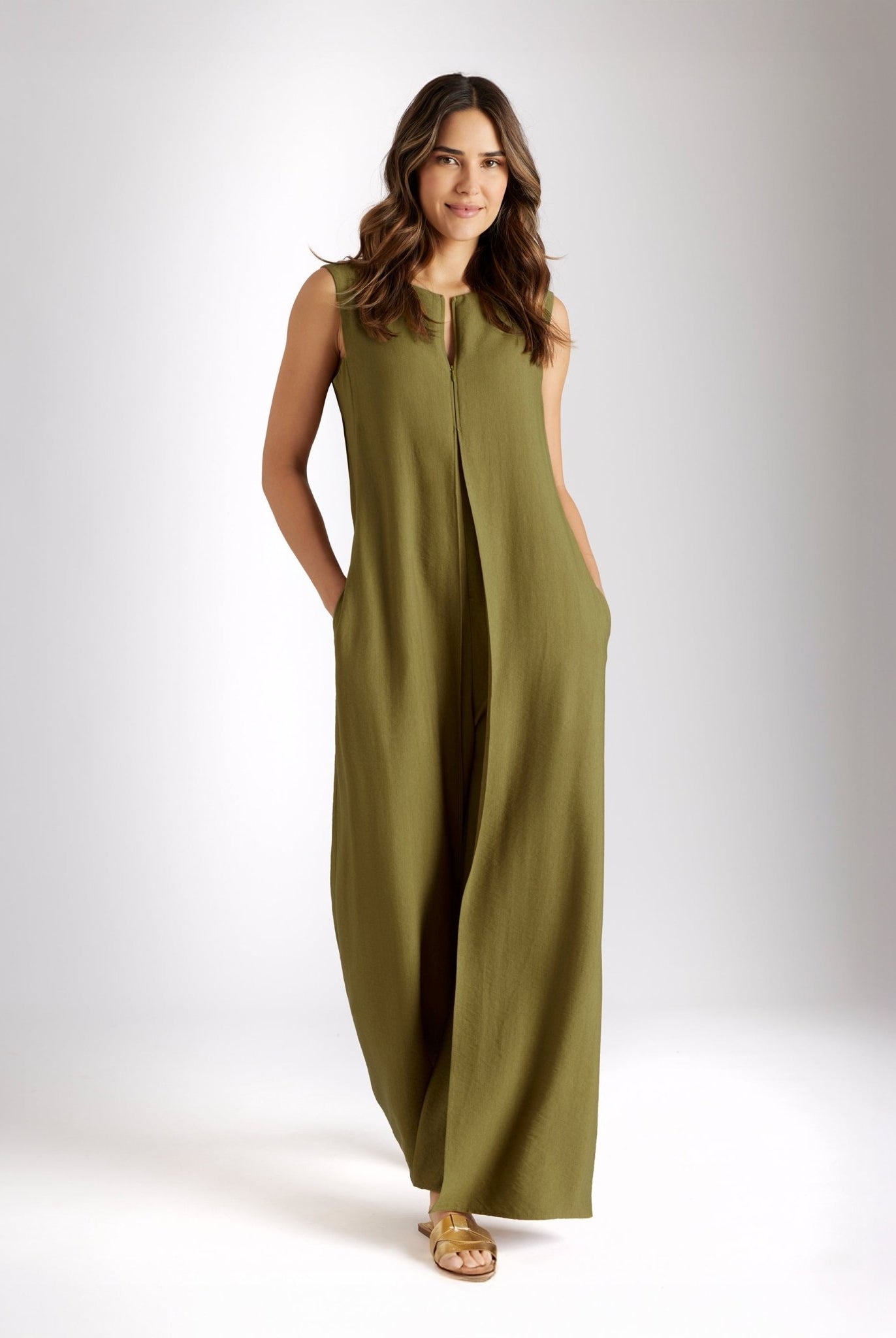 Ärmelloser Jumpsuit NUMSUI mit Rundhalsausschnitt, Faltendetail und Reißverschluss vorne in Grün