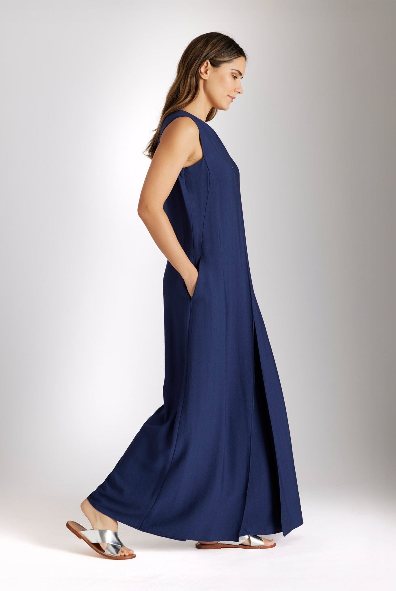 Ärmelloser Jumpsuit NUMSUI mit Rundhalsausschnitt, Faltendetail und Reißverschluss vorne in Dunkelblau